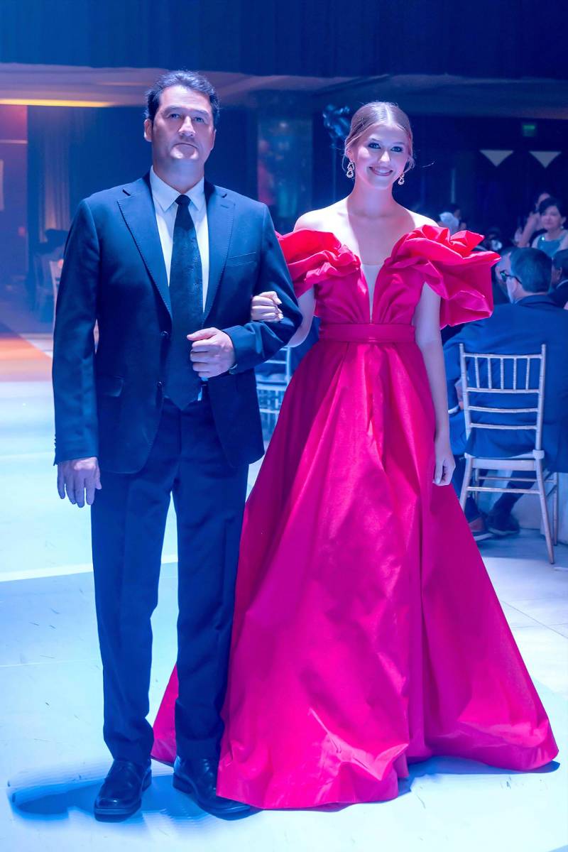 Desfile de Padres e Hijos en la gala de graduación de la Escuela Internacional Sampedrana 2026