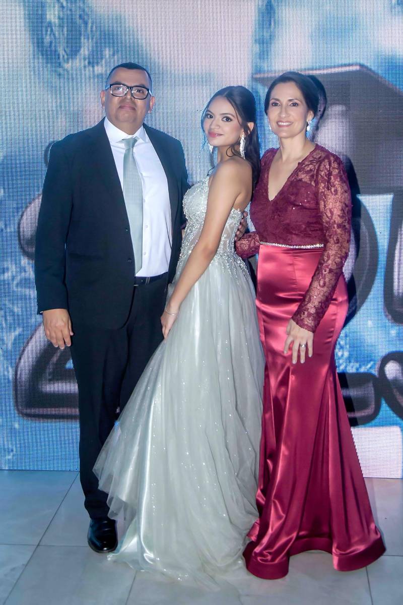 Desfile padres e hijos de la prom 2025 de Saint Peter Academy