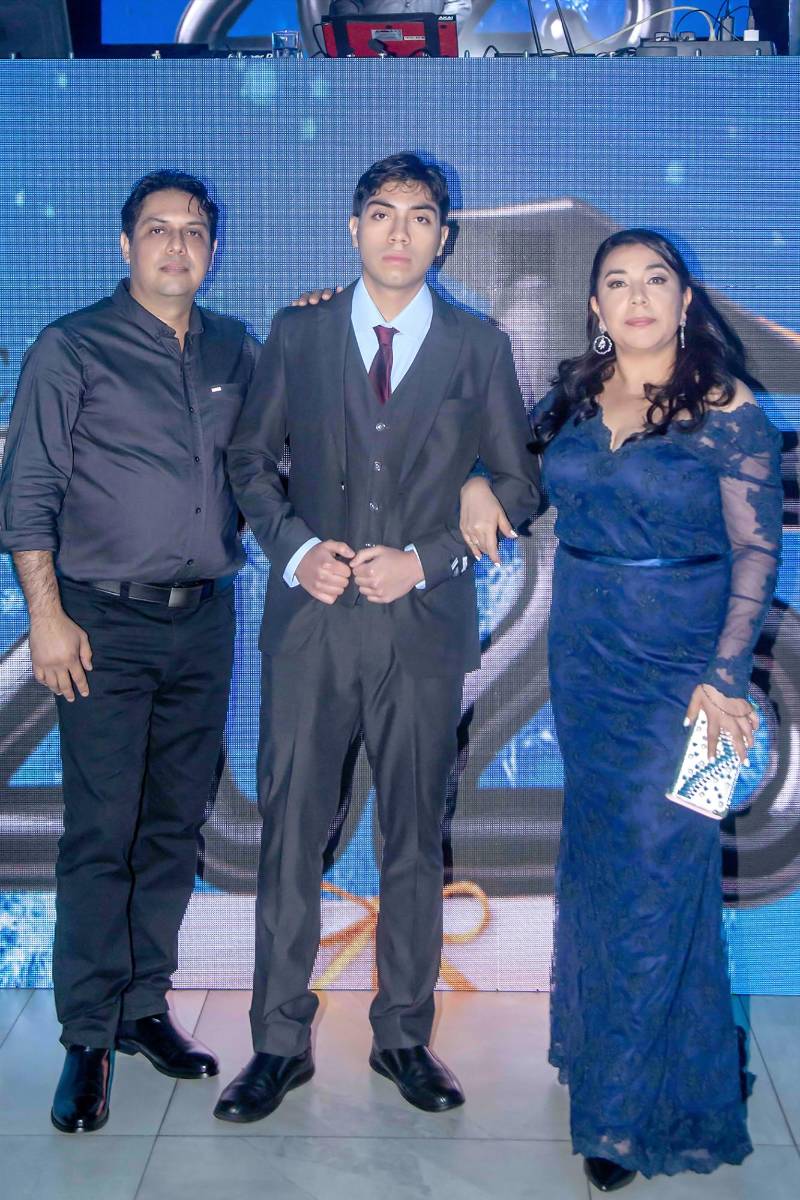 Desfile padres e hijos de la prom 2025 de Saint Peter Academy