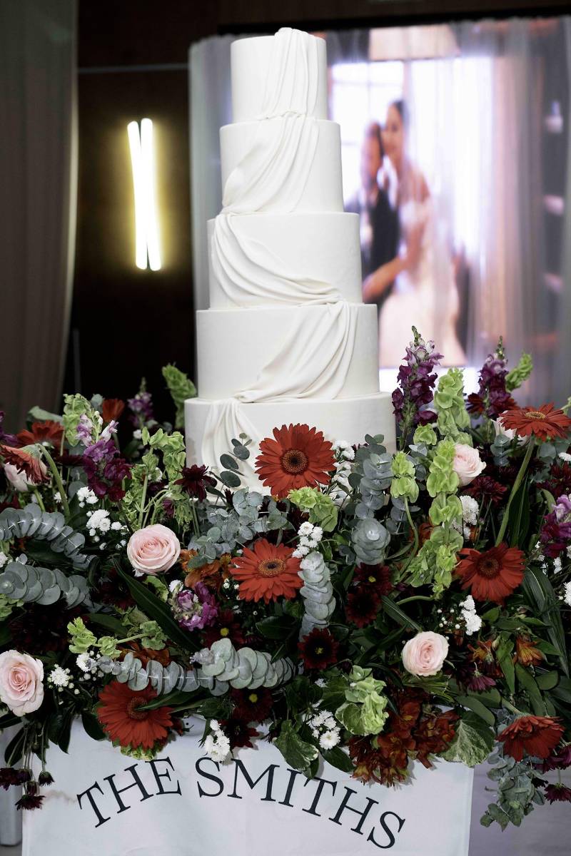 El pastel de boda elaborado por los expertos de Signature Cake, en tono ivory con lienzos en cascada de fondant, mientras que la torta era un selva negra, favorito del novio.