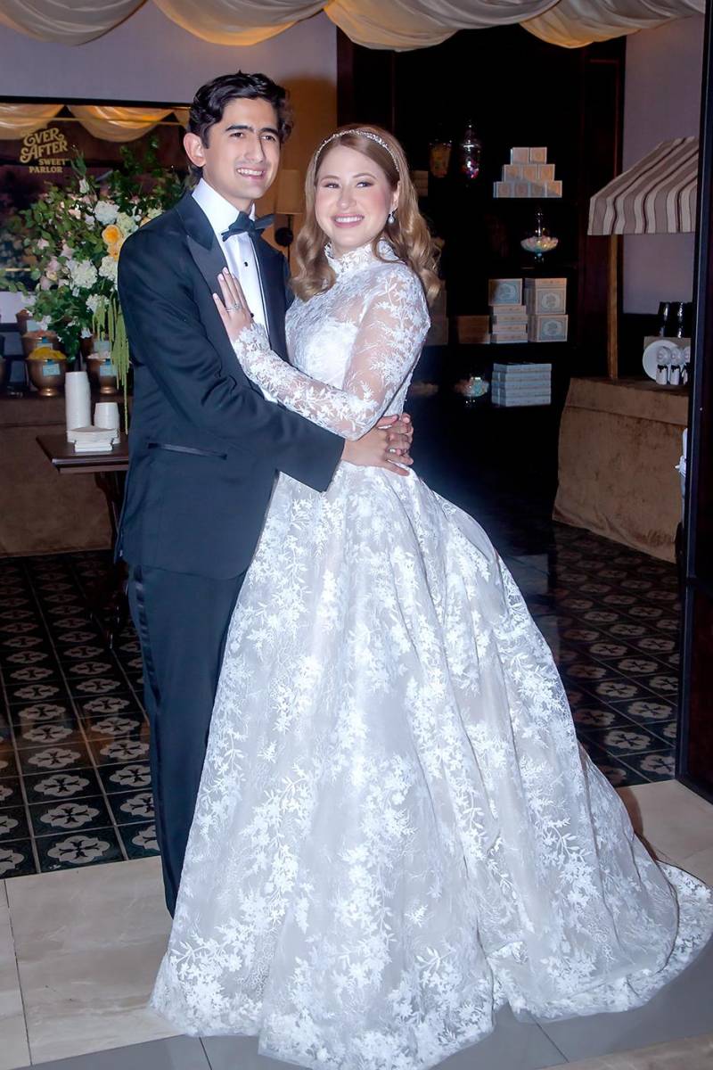 Tras unirse en sagrado matrimonio, los recién casados celebraron una velada mágica rodeados de flores, música y el cariño de sus seres queridos.