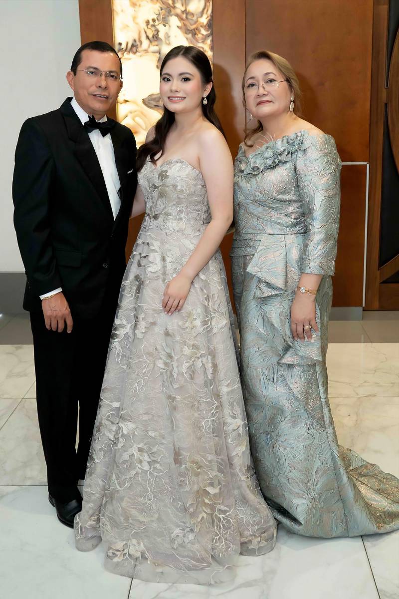 Desfile de Padres e Hijos en la gala de graduación de la Escuela Internacional Sampedrana 2026