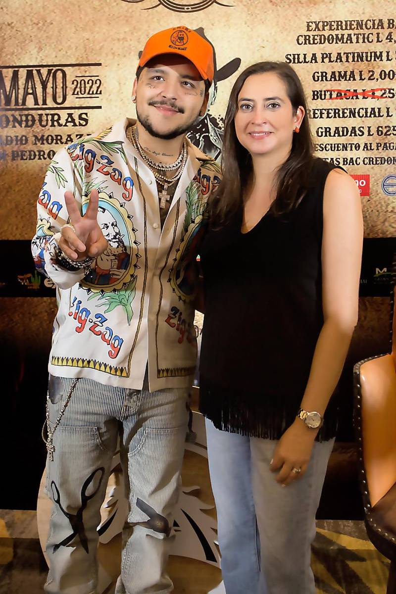El cantante Christian Nodal y Valeria Ríos, gerente de mercadeo de BAC Credomatic.