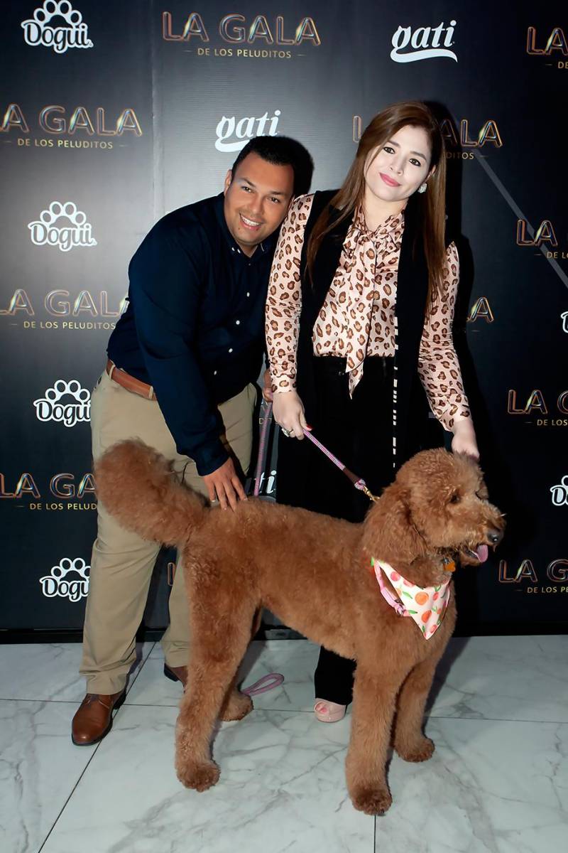 Los invitados posaron con las lindas mascotas.