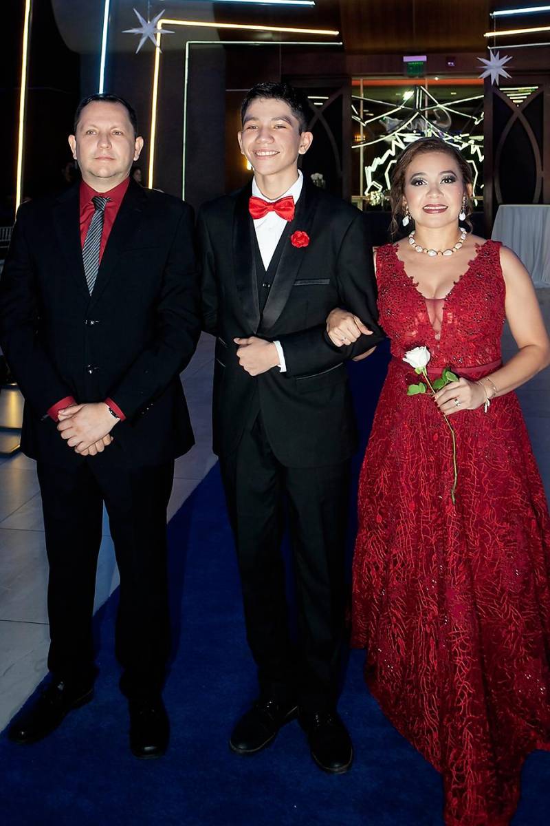 Cesar García, su hijo Pablo y Karen Reconco