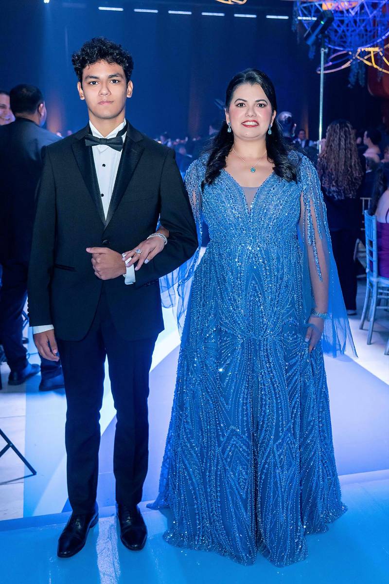 Desfile de Padres e Hijos en la gala de graduación de la Escuela Internacional Sampedrana 2026