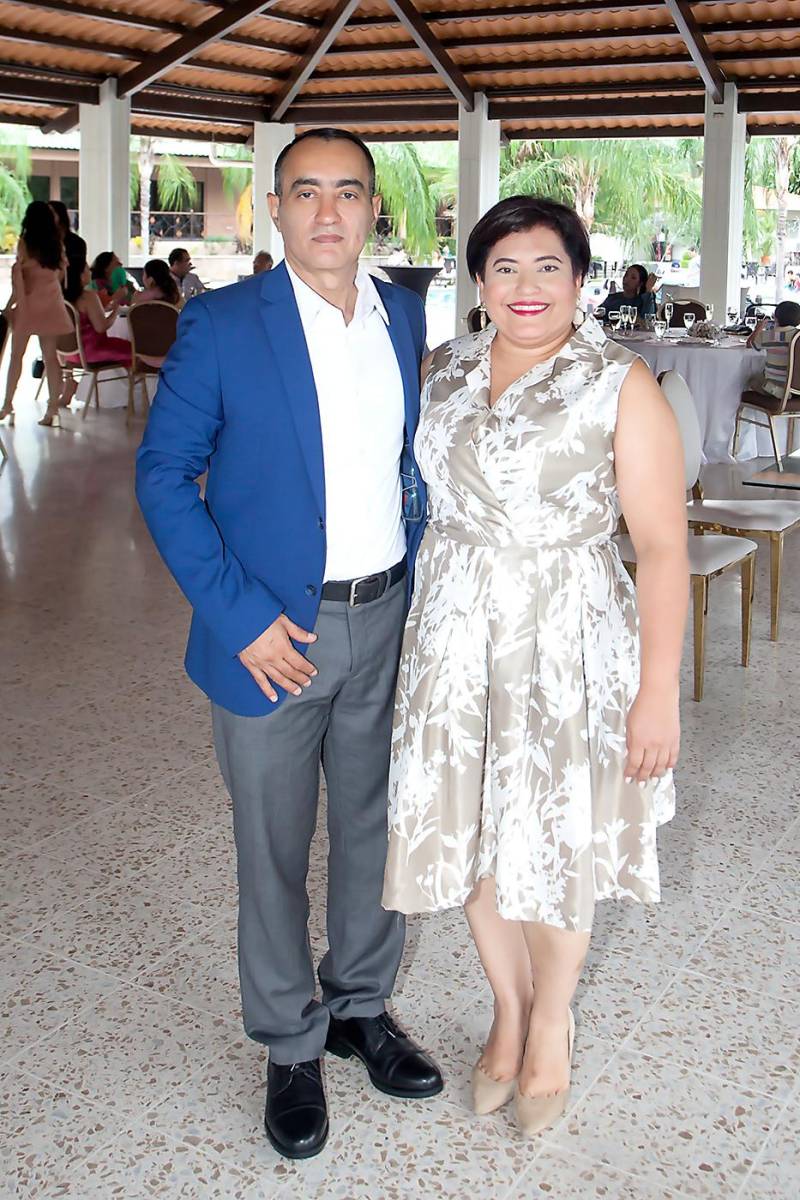 Oscar Martínez y Mercedes Umanzor, padres de la novia.