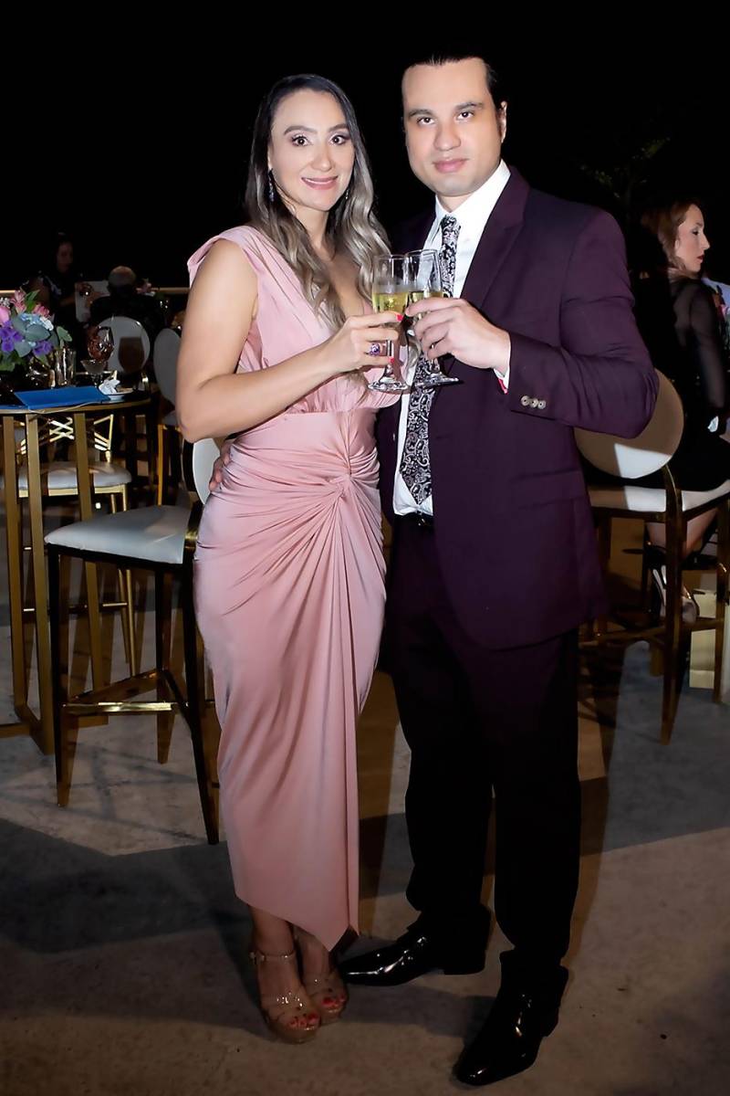 Lilian y su esposo Víctor Gonzáles al momento de ofrecer un brindis por el éxito de La Clínica.
