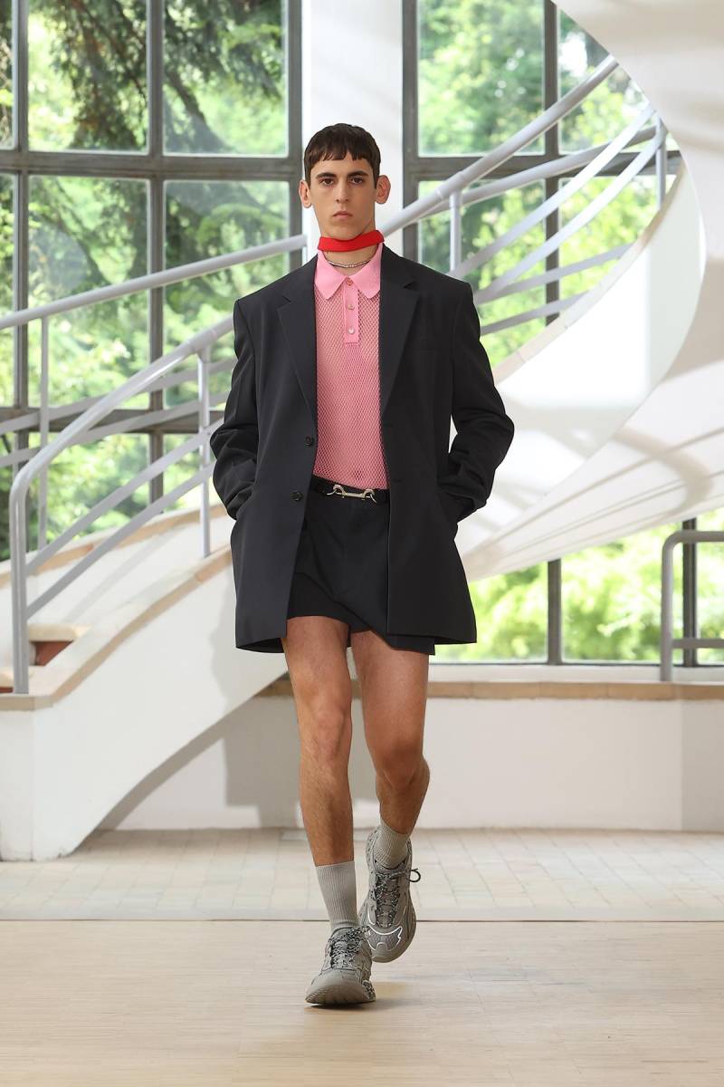 Gucci impone el uso del pantalón corto, omnipresente, que se combina con chaquetas cruzadas o con camisas del mismo tono por encima, o incluso con abrigos largos y camisas en tonos pastel.