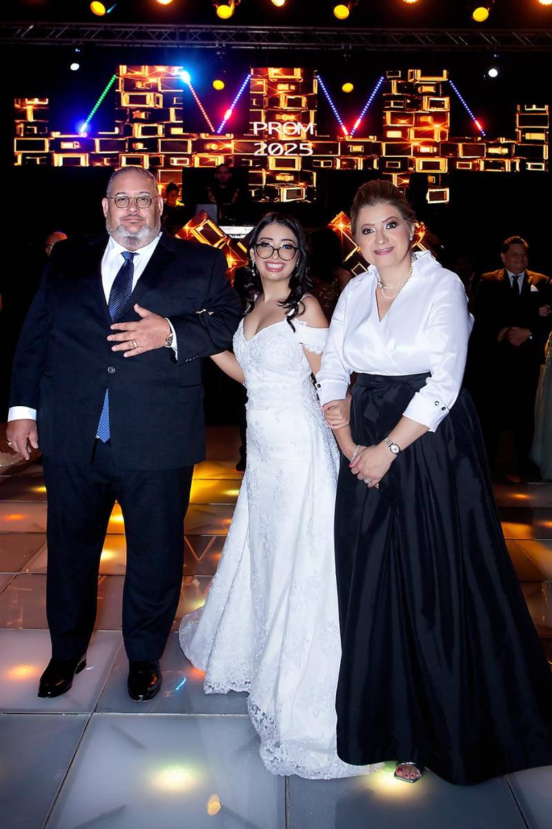 Laurabelen López Enamorado con sus padres Carlos López y Laura Enamorado.