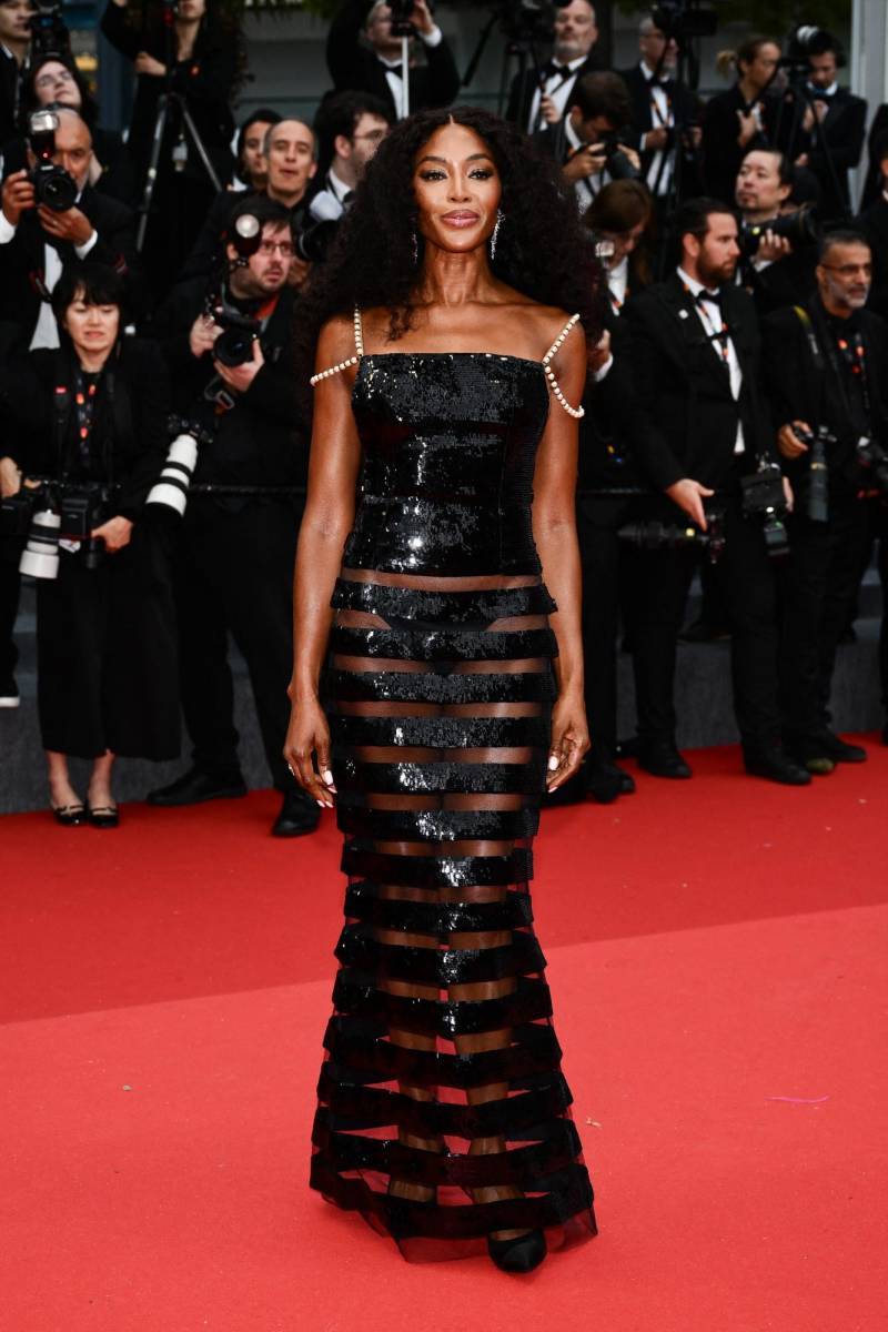 Naomi Campbell en un diseño vintage Chanel Haute Couture 1996 con top de lentejuelas y straps de perlas y falda de tul y organza negra con bordados de lentejuelas que modeló en la pasarela de la maison cuando tenía 26 años