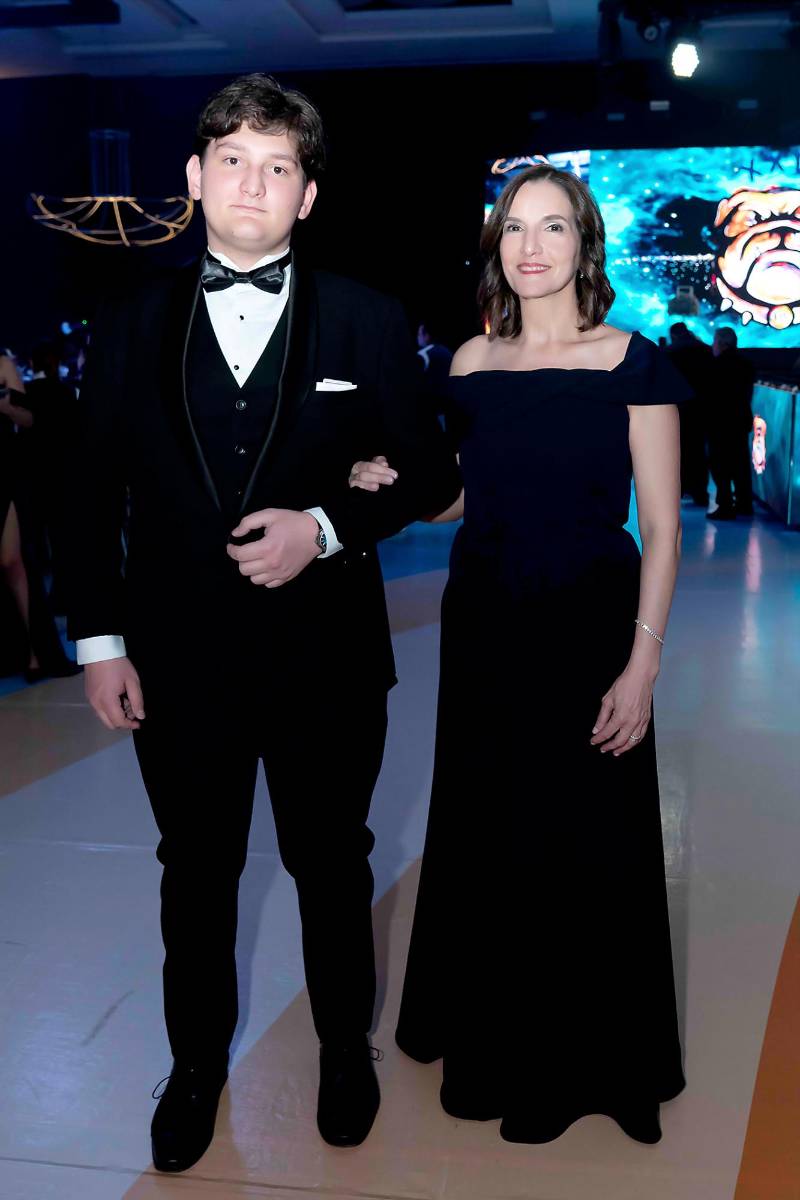 Desfile de Padres e Hijos en la gala de graduación de la Escuela Internacional Sampedrana 2026