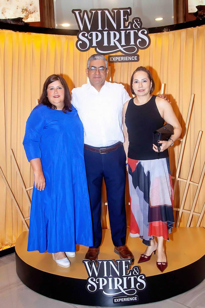Mariela y Fidel Illescas con Flor Bustillo.