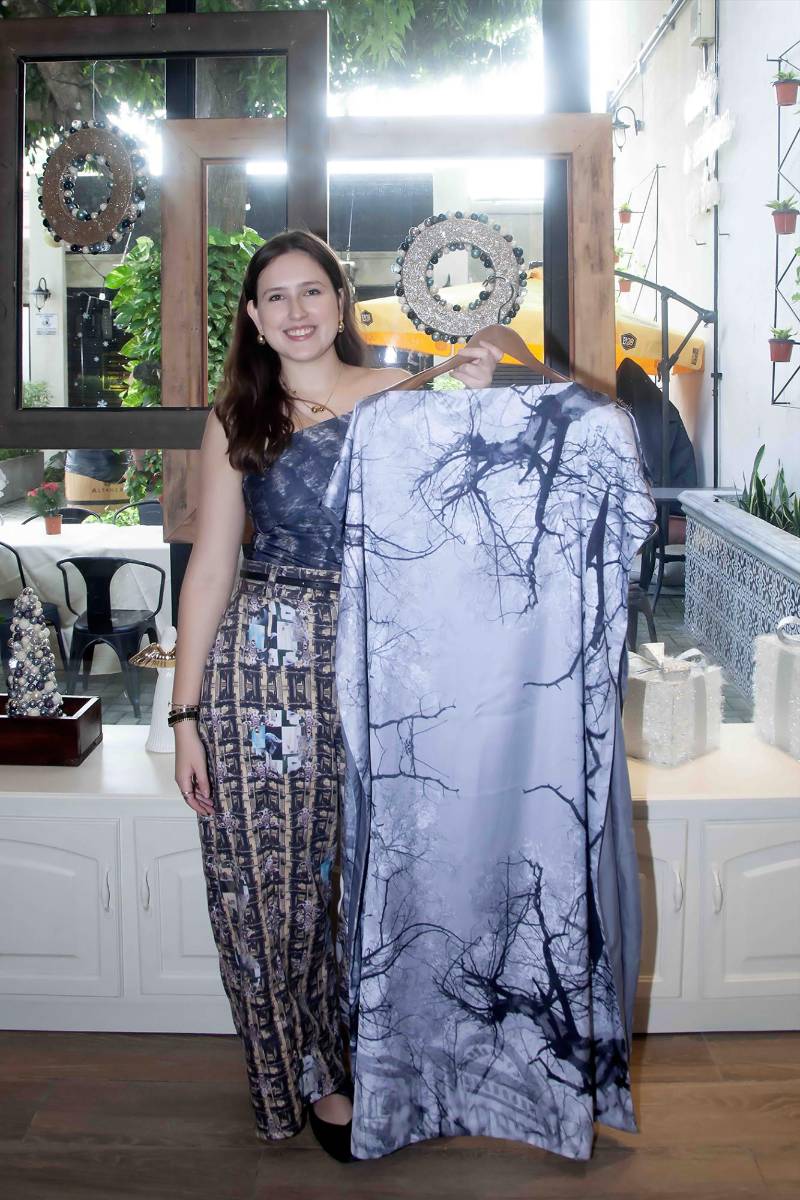 Francesca Heyer, muestra una pieza de la colección “Alba”.