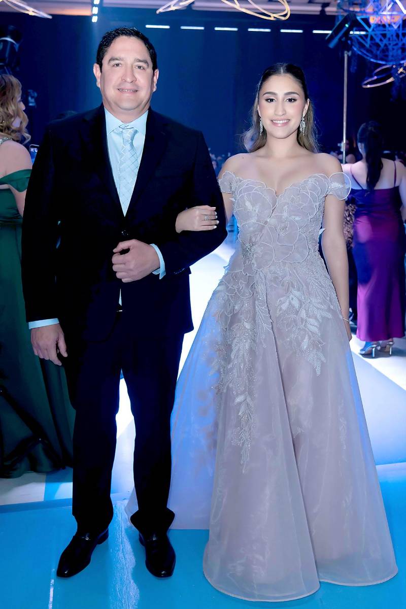 Desfile de Padres e Hijos en la gala de graduación de la Escuela Internacional Sampedrana 2026