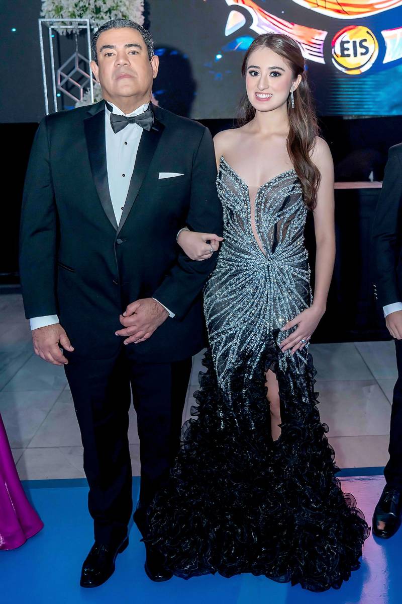 Desfile de Padres e Hijos en la gala de graduación de la Escuela Internacional Sampedrana 2026