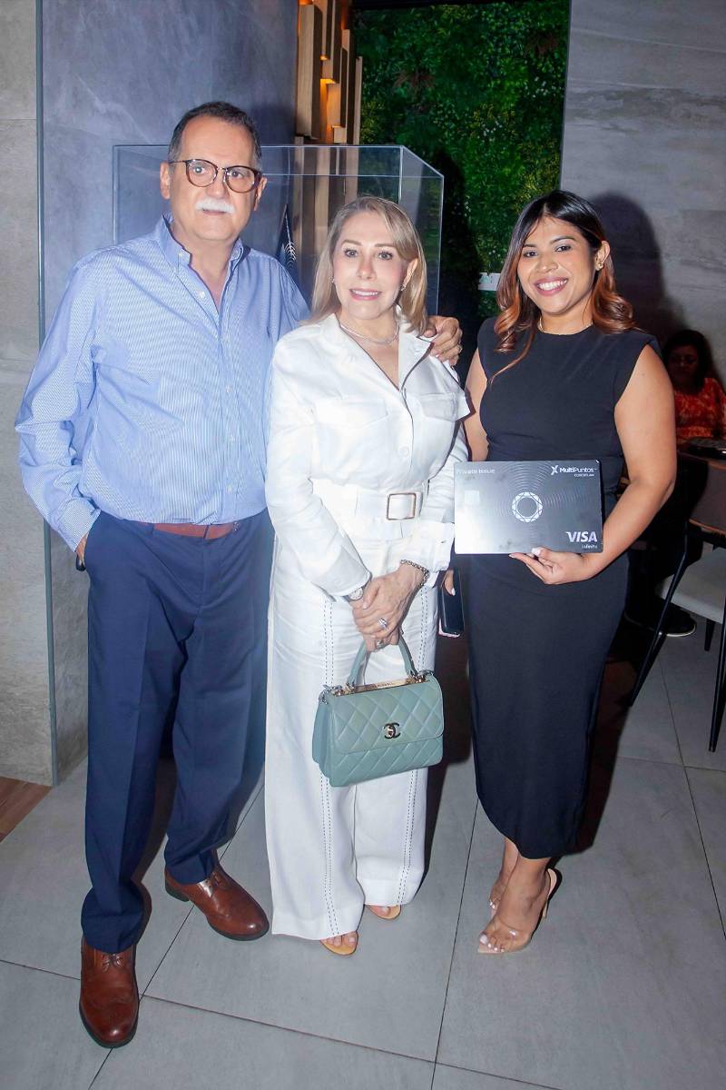 Rolando e Ivonne Mourra con Kensy Fúnez.