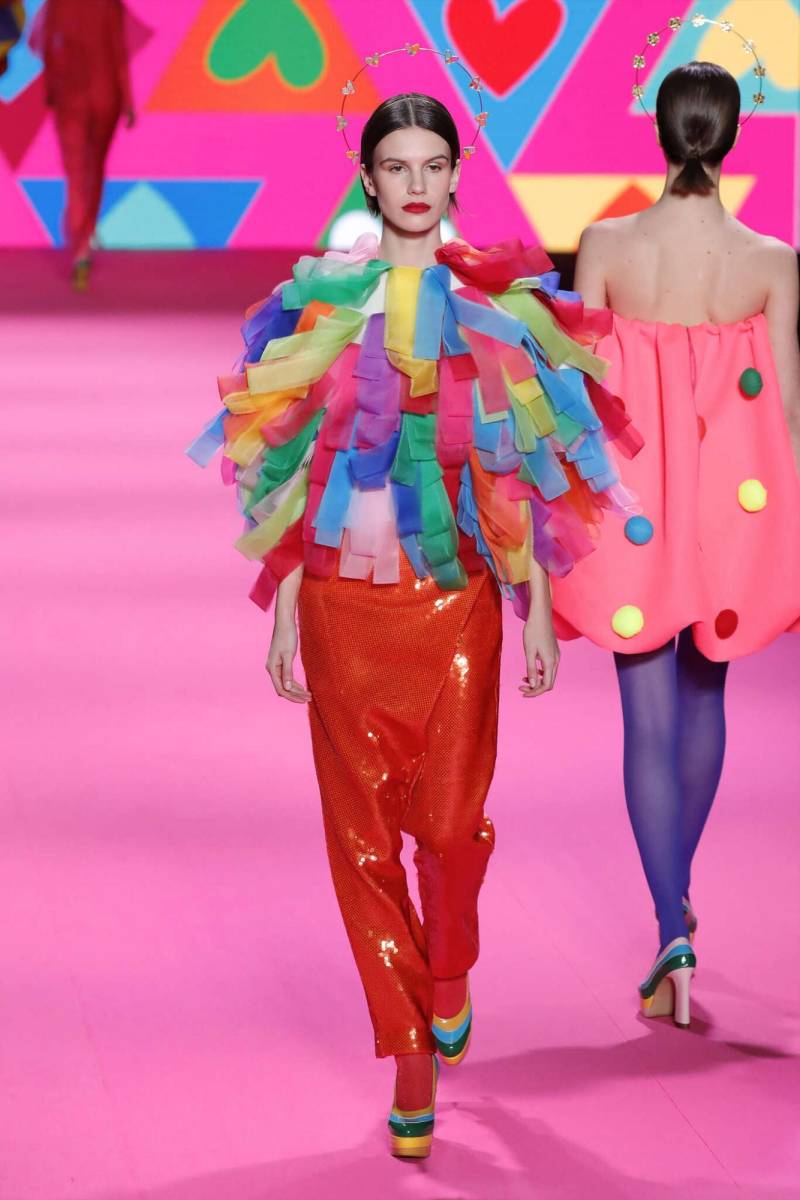 Toda una lluvia de colores en la pasarela de Agatha Ruiz de la Prada 