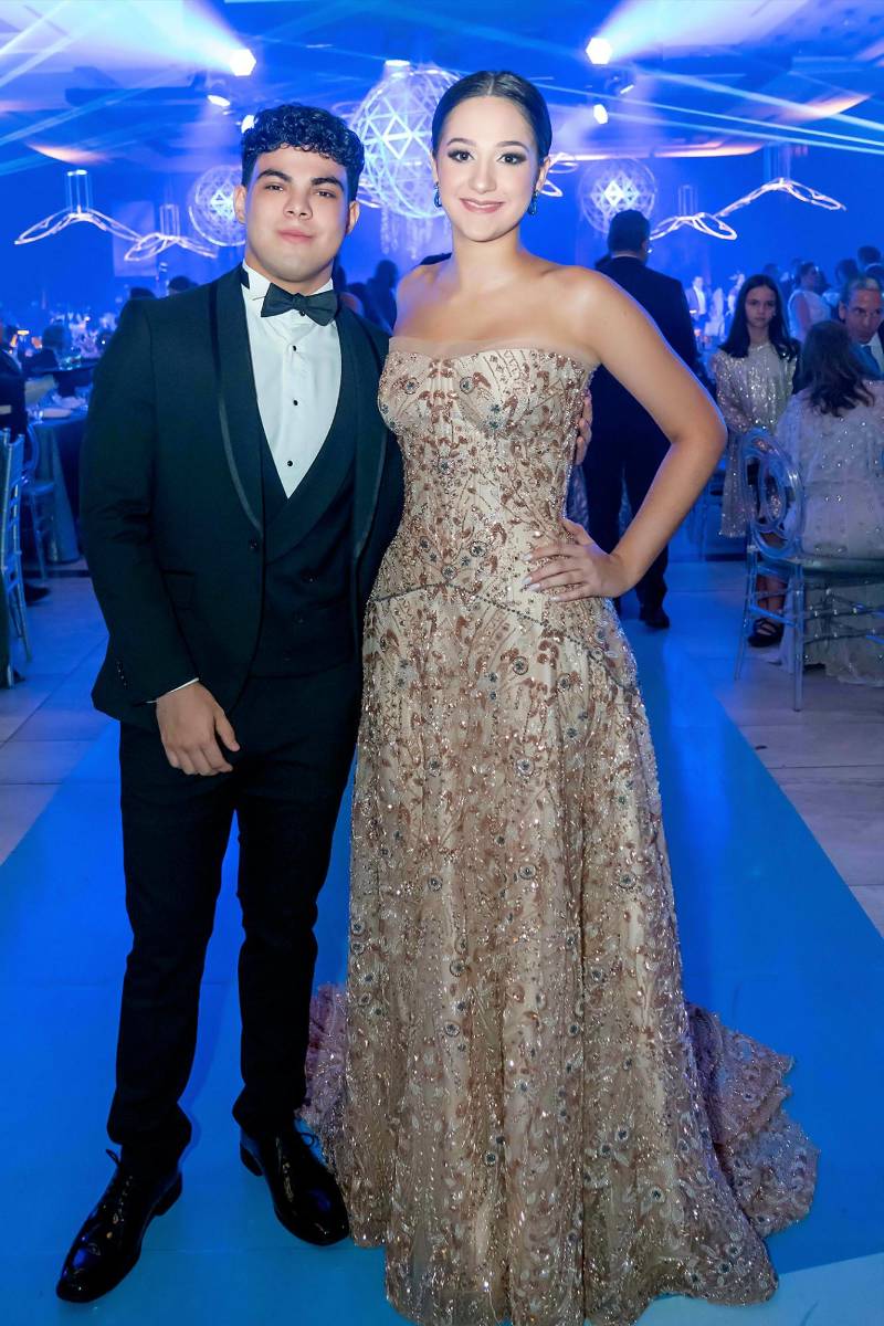 Desfile de Padres e Hijos en la gala de graduación de la Escuela Internacional Sampedrana 2026