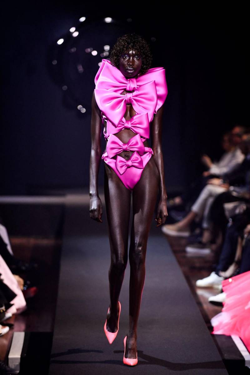 Viktor &amp; Rolf celebra sus 30 años en la pasarela de París Fashion Week