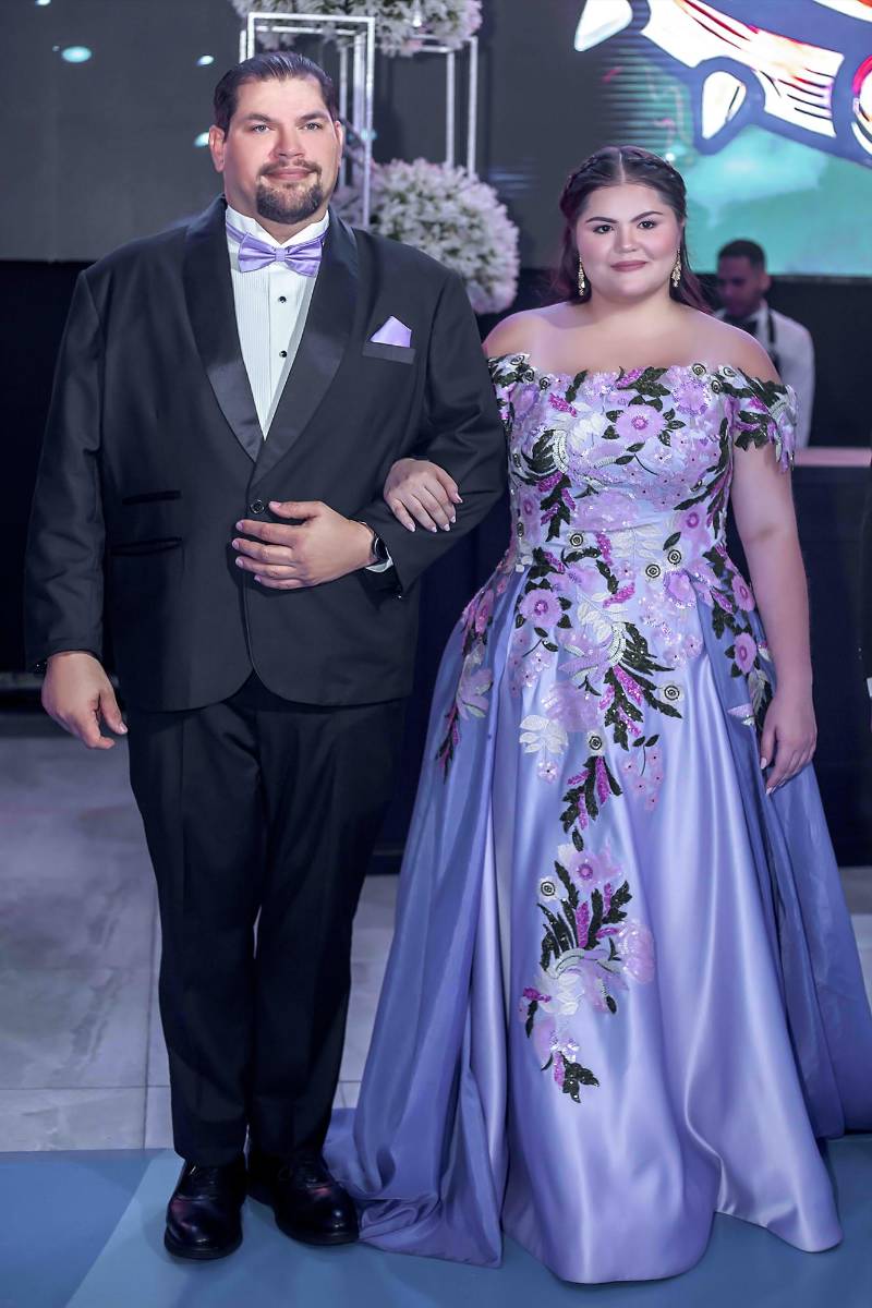 Desfile de Padres e Hijos en la gala de graduación de la Escuela Internacional Sampedrana 2026