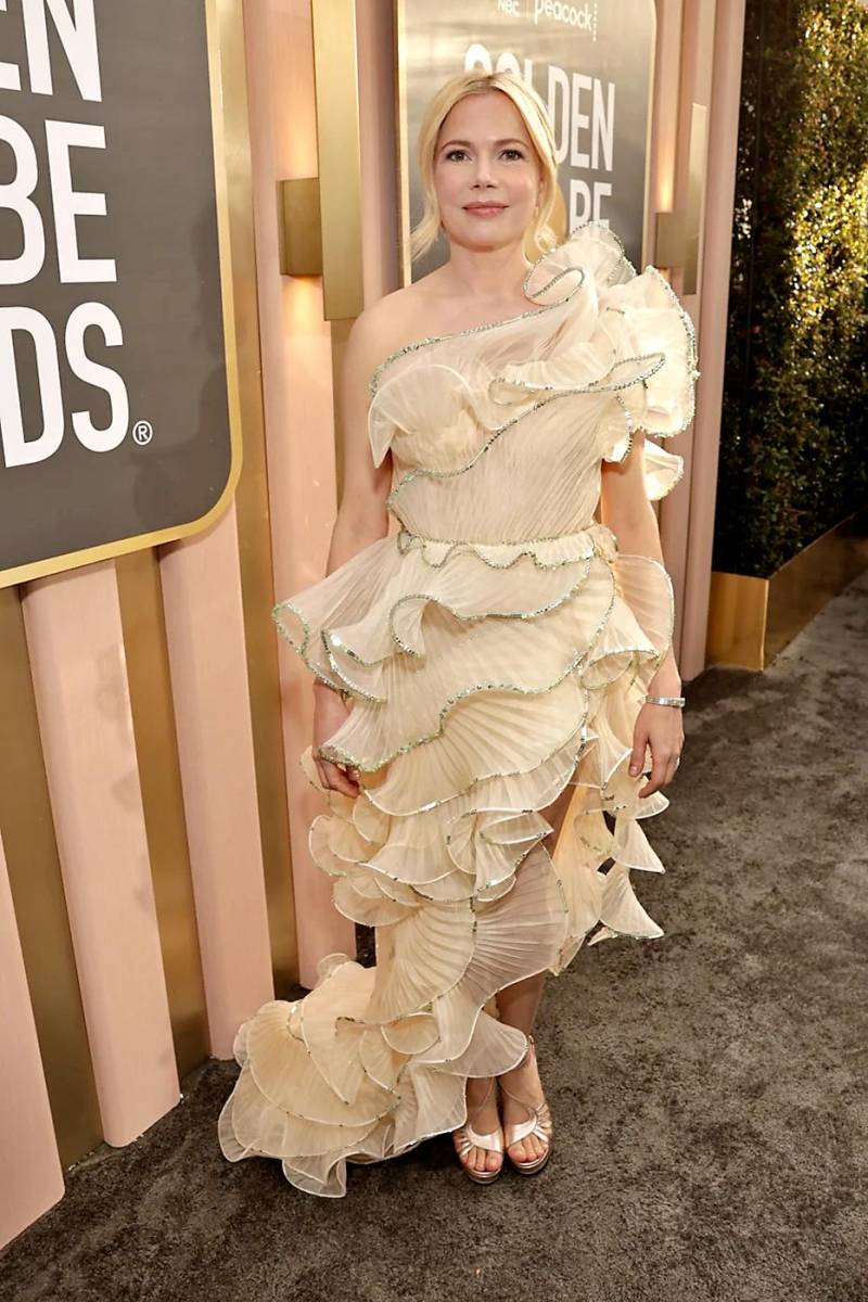 Con un vestido de amarillo palido de volantes de la firma Gucci llegó Michelle Williams