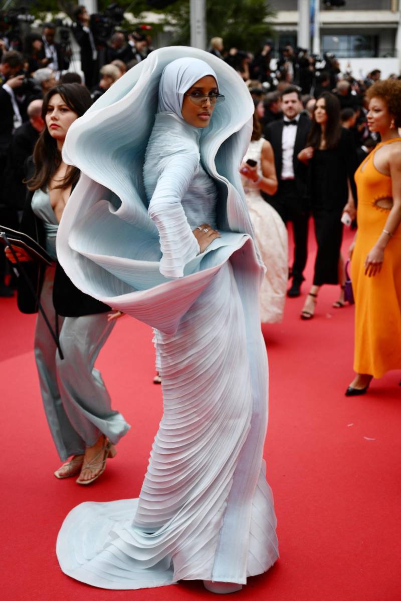La modelo somalí-noruega Rawdah Mohamed llega al estreno de "The Apprentice" en un diseño de Cheney Chan