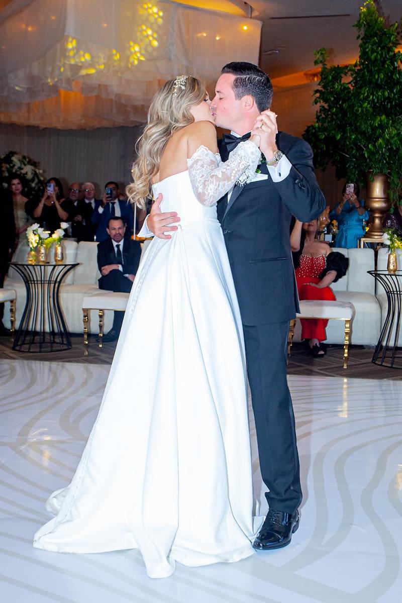 Los recién casados en su primer baile como esposos.