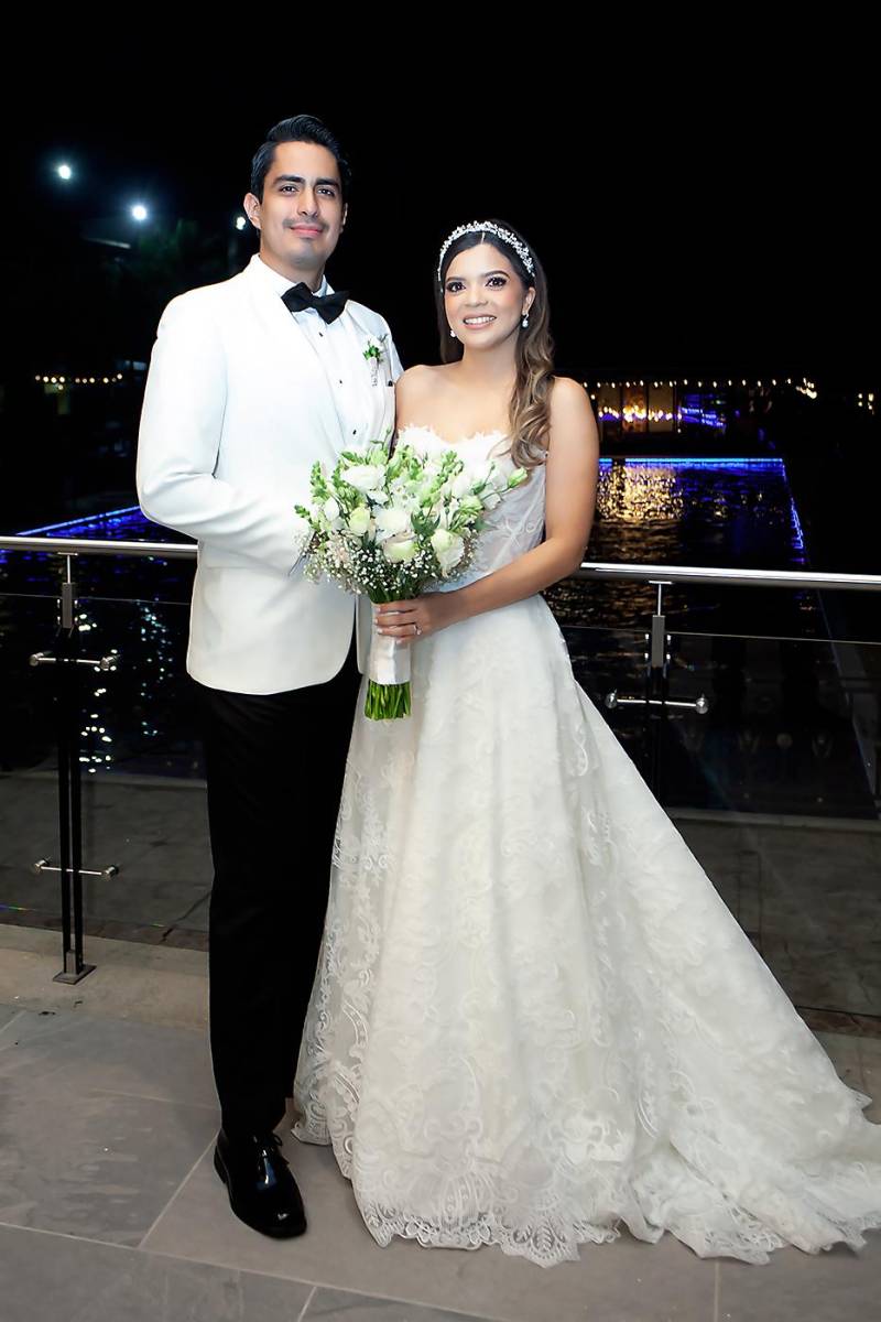 Una noche inolvidable llena de detalles y lindos recuerdos vivieron los felices novios Carlos Valladares y Michelle Romero durante su boda eclesiástica.