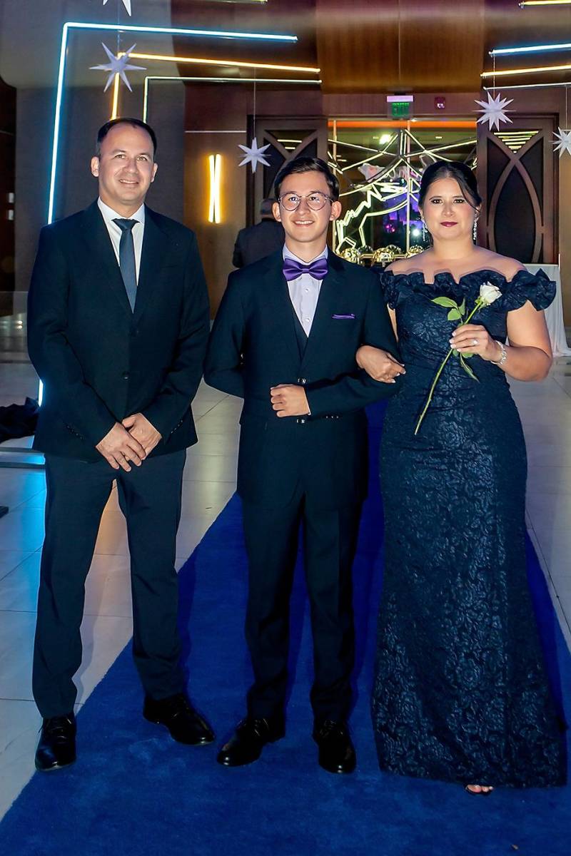 Allan y Gabriela Dubón, con su hijo Sebastián 