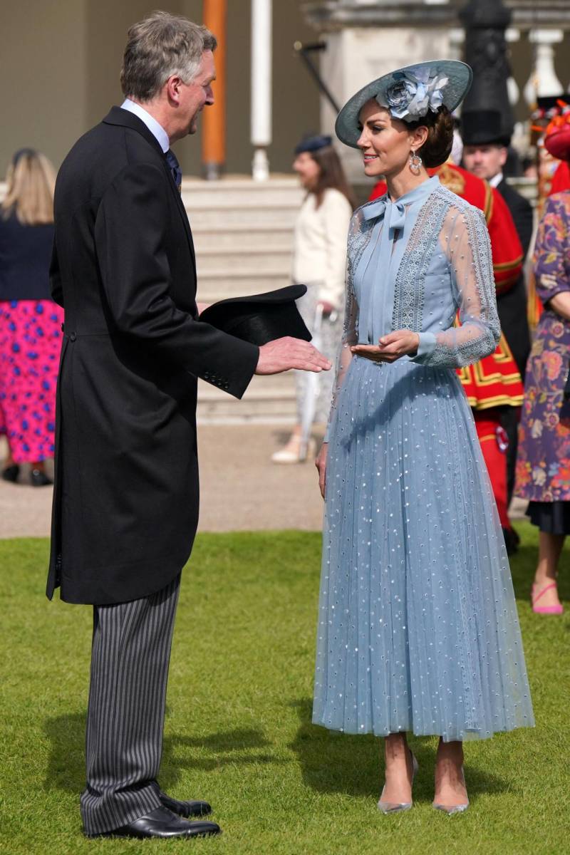 Kate lució un vestido en baby blue de la colección Resort 2019 de Elie Saab que complementó con pumps de Gianvito Rossi
