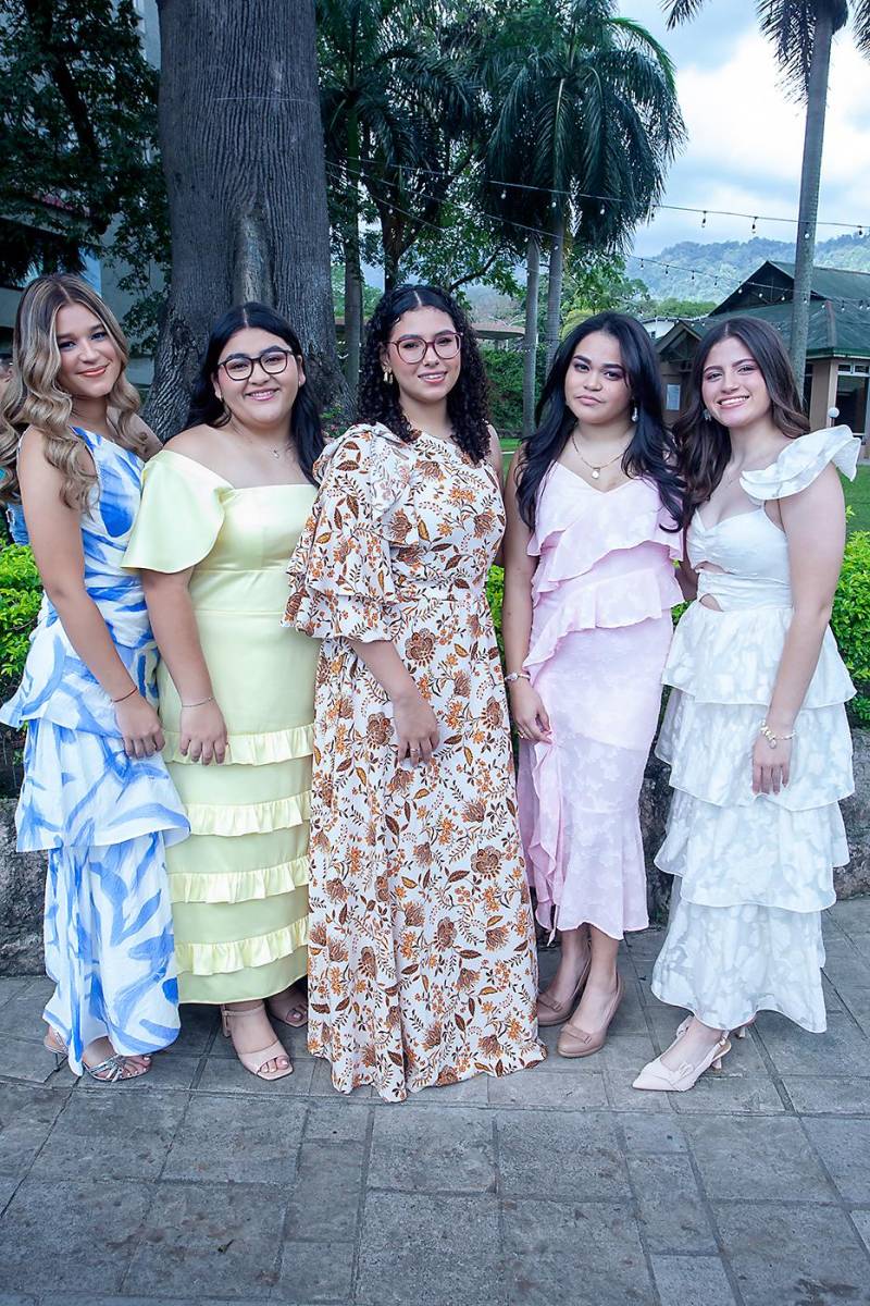 Vestidos con atuendos casuales, los seniors 2025 de Happy Days &amp; Freedom School llegaron al salón Terraza del hotel Copantl para disfrutar de un desayuno especial ofrecido por los padres de familia. El ambiente fue elegante y acogedor, bajo la coordinación de la planner <b>Marcela Cueva</b>. El desayuno se extendió por varias horas entre sesiones de fotos, la degustación de un variado buffet internacional y, por supuesto, las infaltables anécdotas.