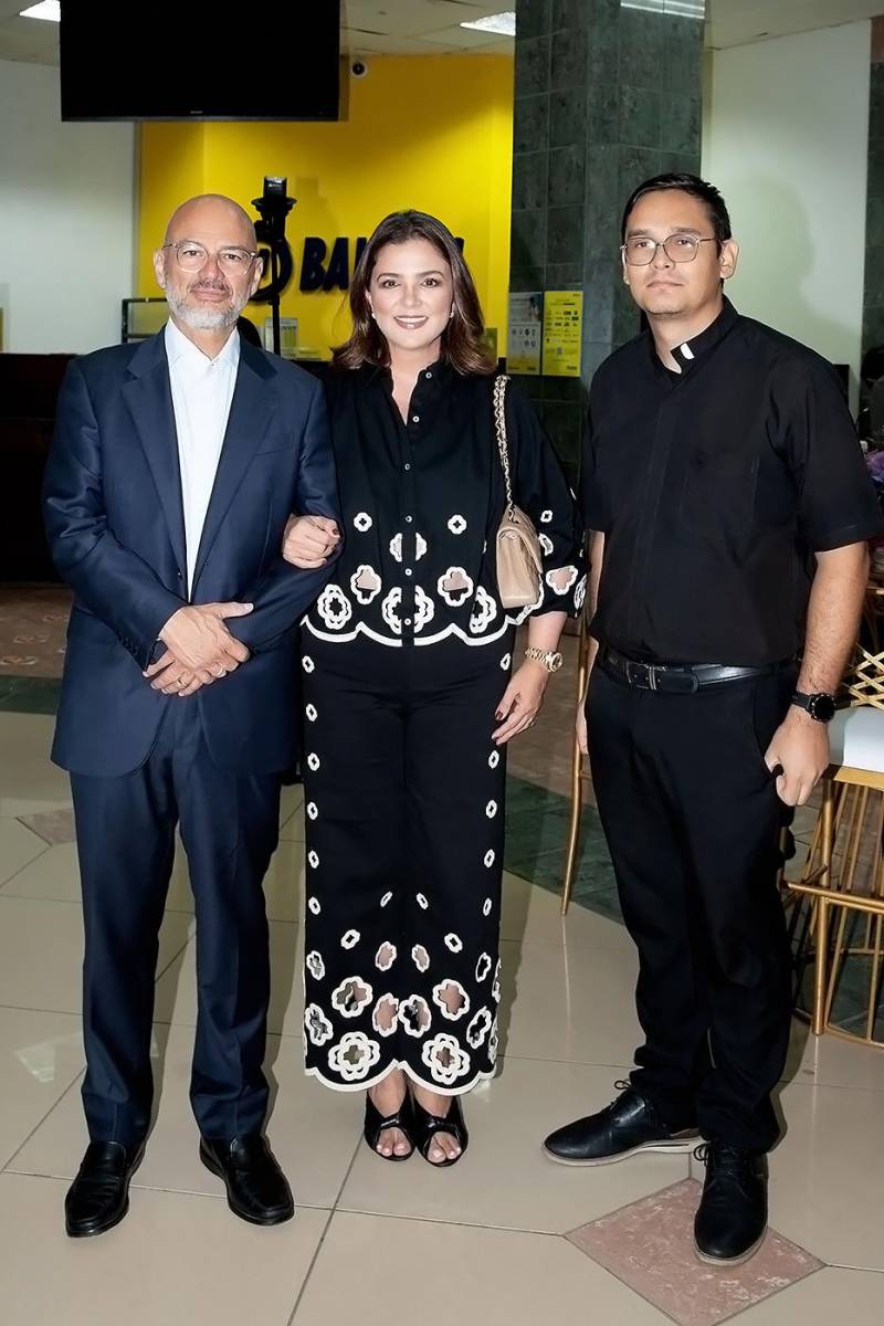  Michael y Lupita Hawit con el reverendo Jaime Salcedo.