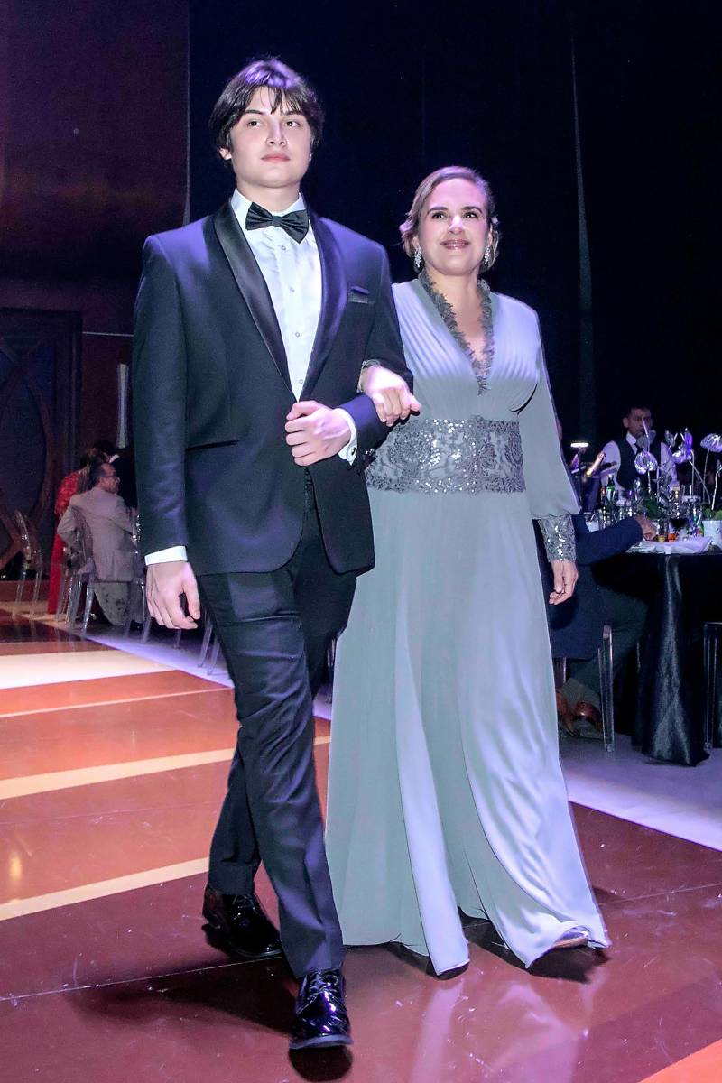 Desfile de Padres e Hijos en la gala de graduación de la Escuela Internacional Sampedrana 2026