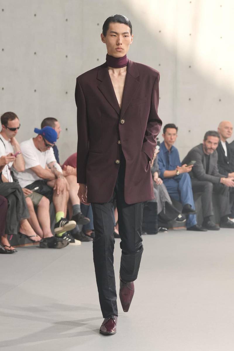 El público presenció 40 nuevos looks de YSL, entre los cuales predominaron las chaquetas de tres botones, los pantalones estrechos de frente liso o pliegues suaves, el cuello en V y los blousons al estilo deportivo, cuya sofistiquez era aportada por el tafetán utilizado para confeccionarlos.