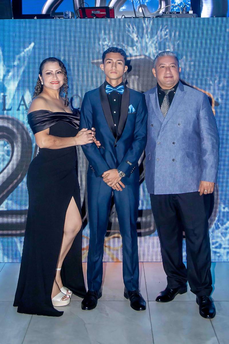 Desfile padres e hijos de la prom 2025 de Saint Peter Academy