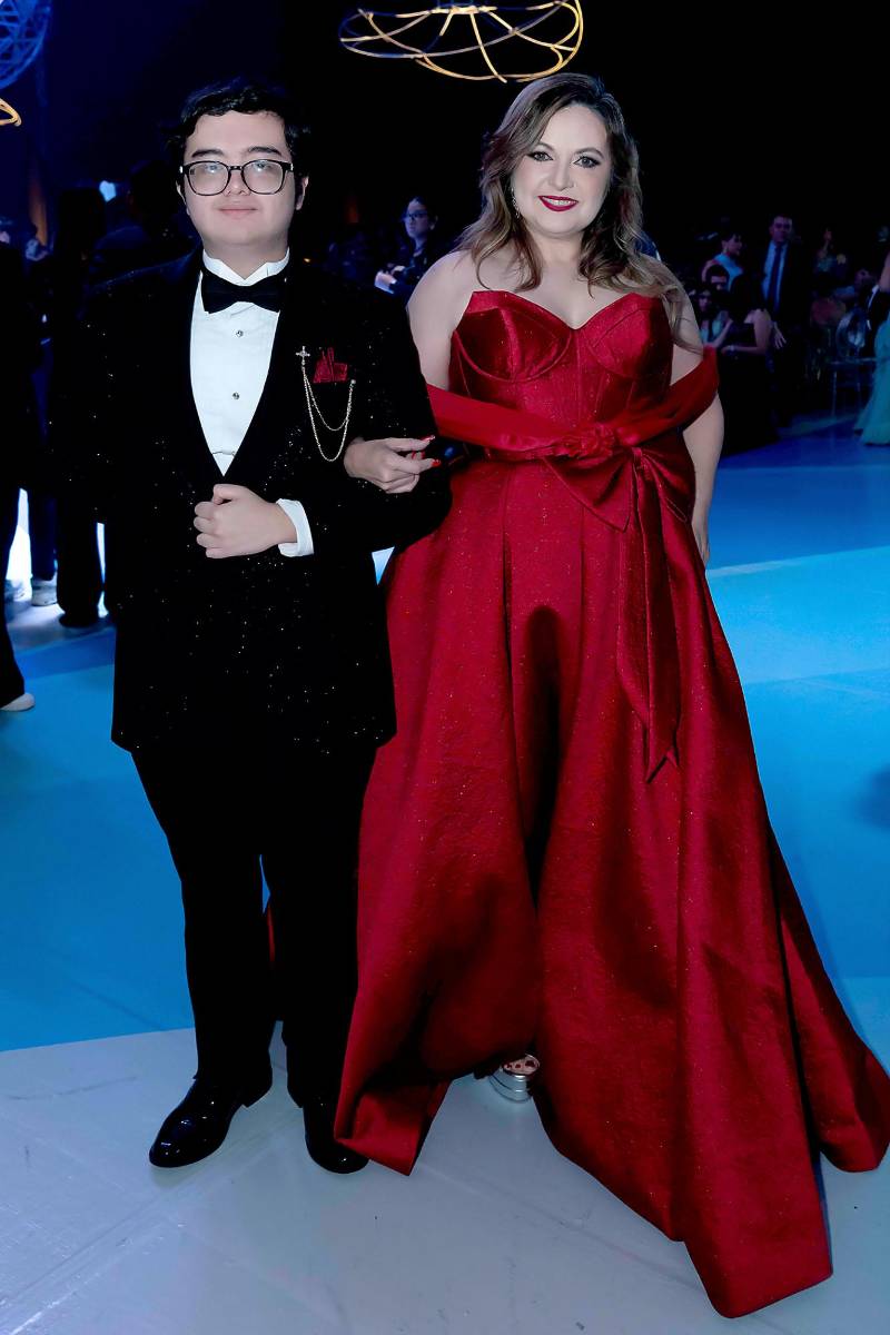 Desfile de Padres e Hijos en la gala de graduación de la Escuela Internacional Sampedrana 2026