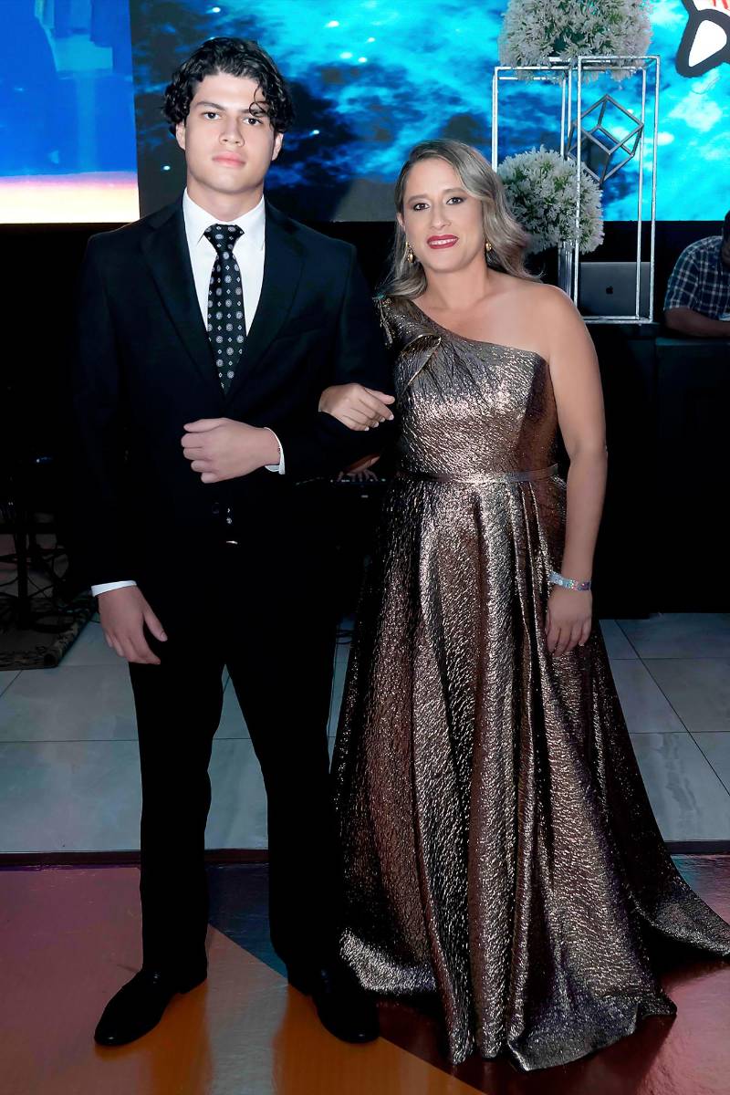 Desfile de Padres e Hijos en la gala de graduación de la Escuela Internacional Sampedrana 2026