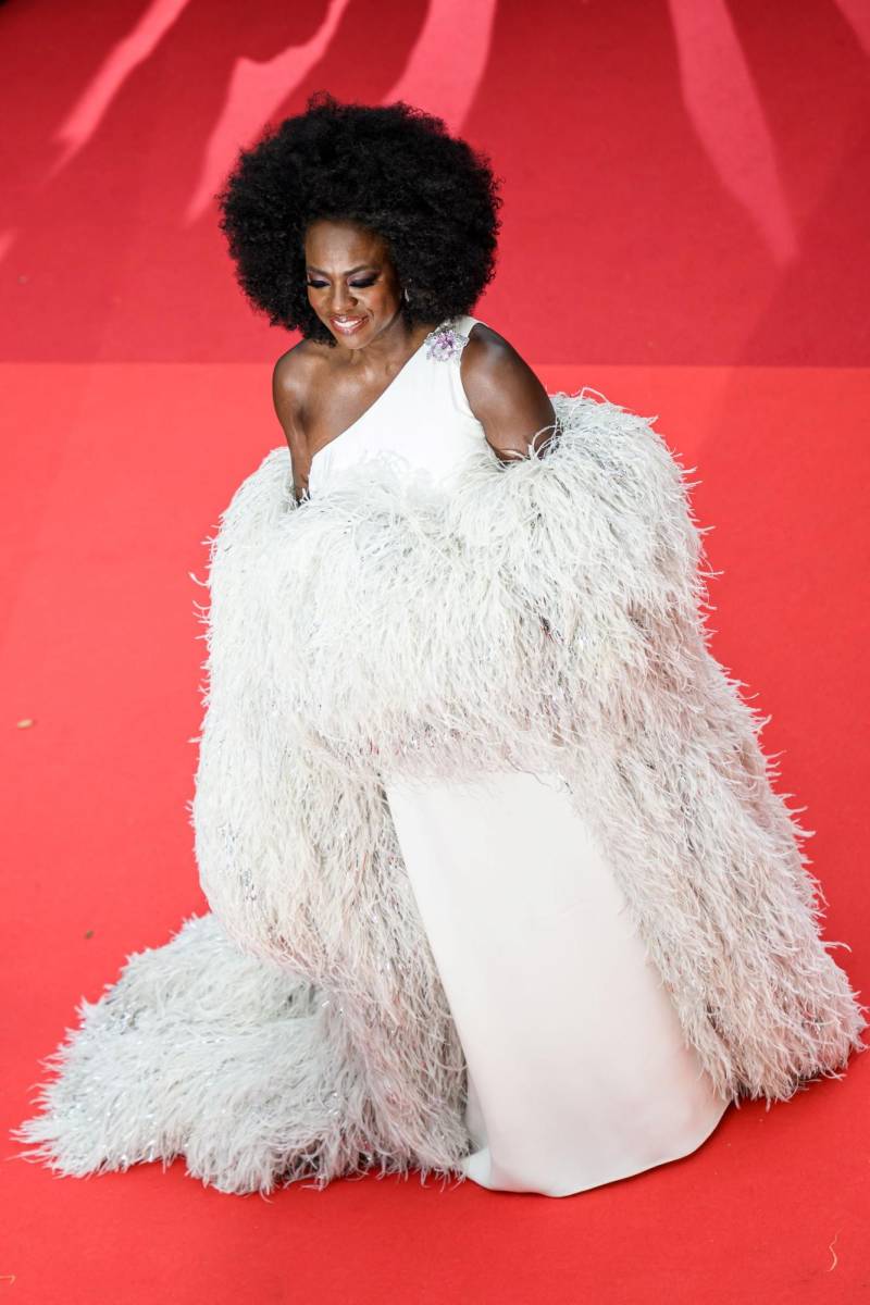 Imponente, Viola Davis recorrió la red carpet de Cannes con un diseño de Valentino Haute Couture
