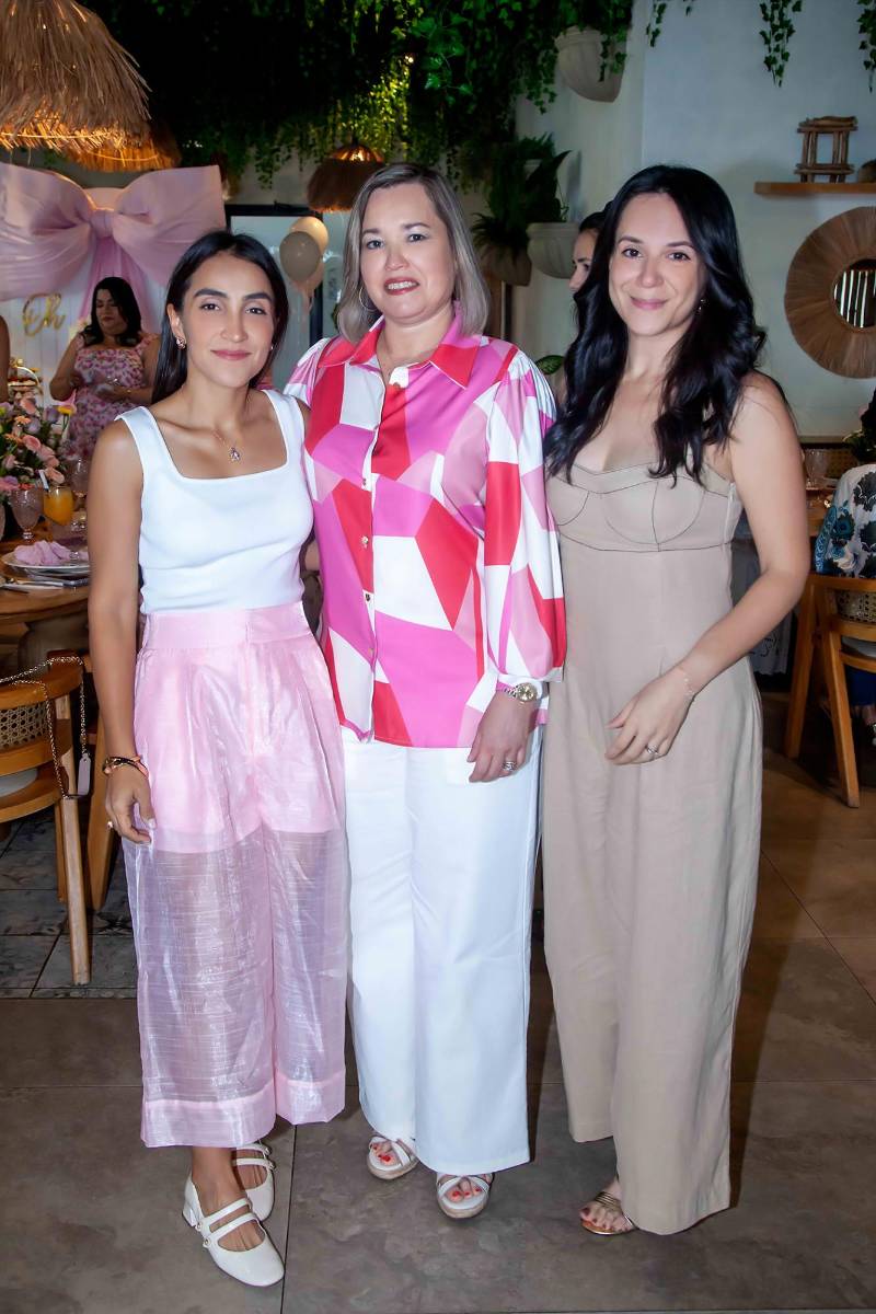Audrey de Batres, Karina de Argueta y Mónica de Ramírez.