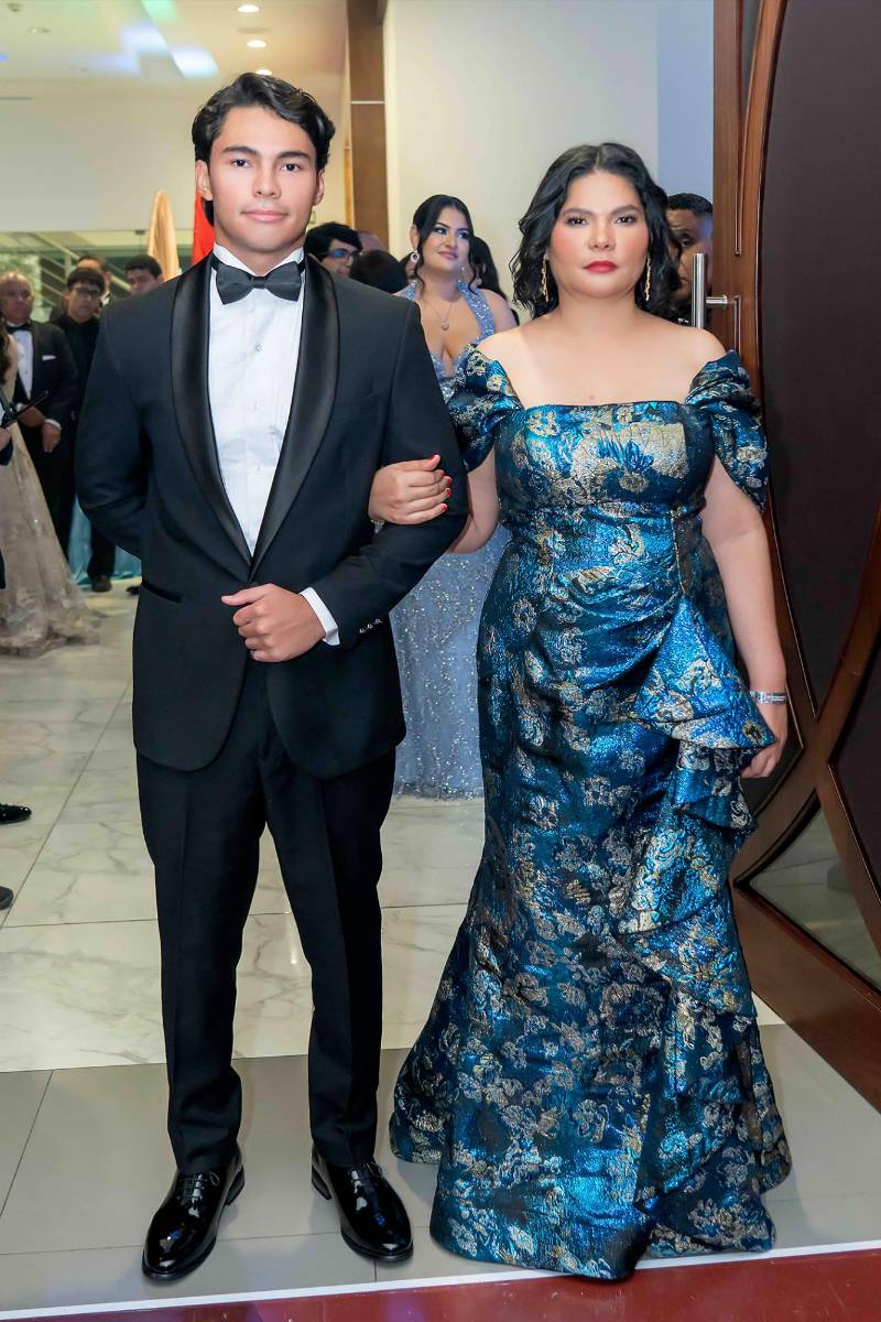 Desfile de Padres e Hijos en la gala de graduación de la Escuela Internacional Sampedrana 2026