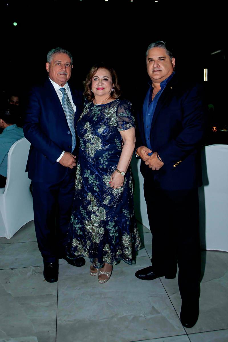 Basilio y Suyapa Fuschich con su hijo Basilio.