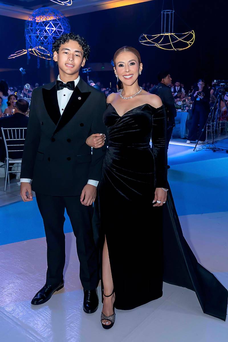 Desfile de Padres e Hijos en la gala de graduación de la Escuela Internacional Sampedrana 2026