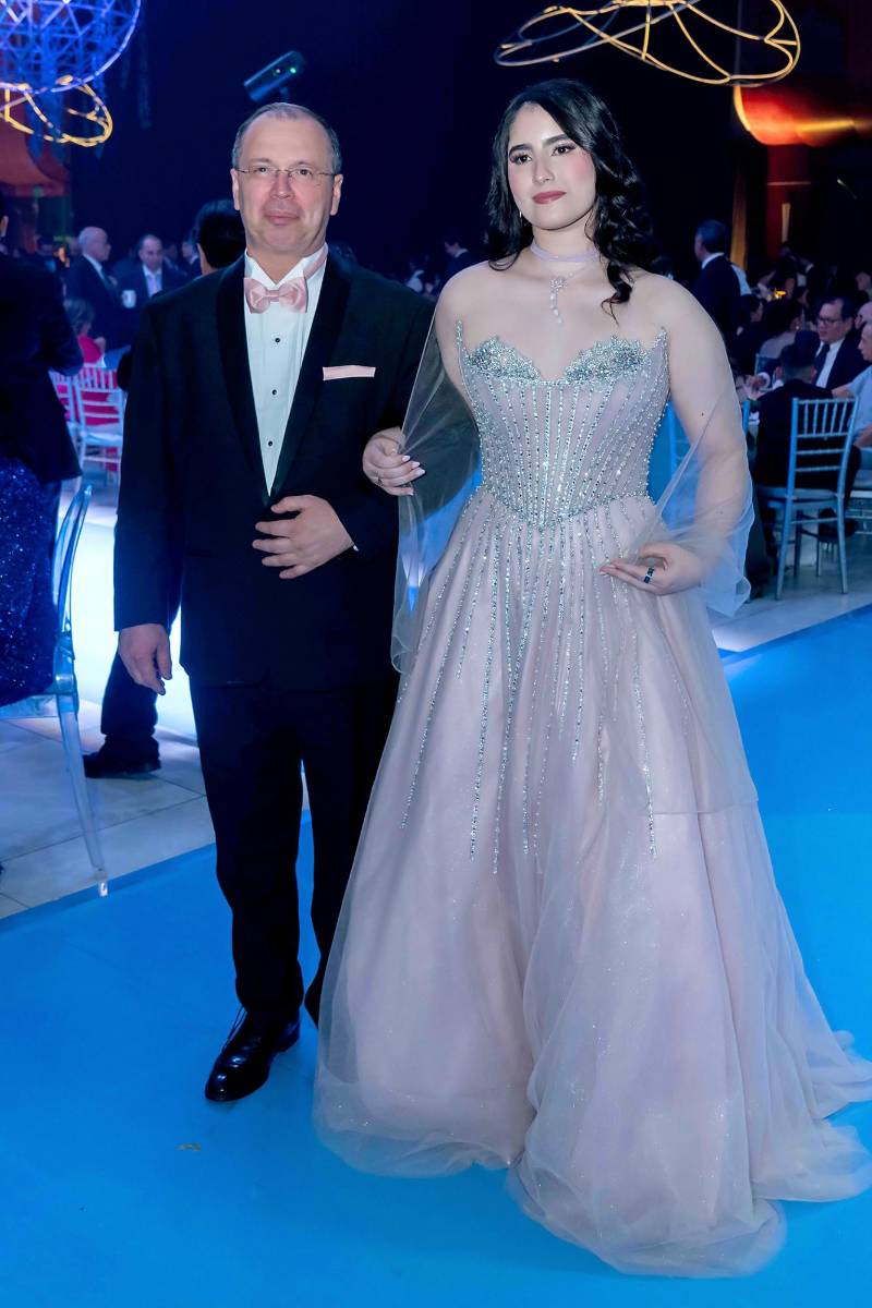Desfile de Padres e Hijos en la gala de graduación de la Escuela Internacional Sampedrana 2026
