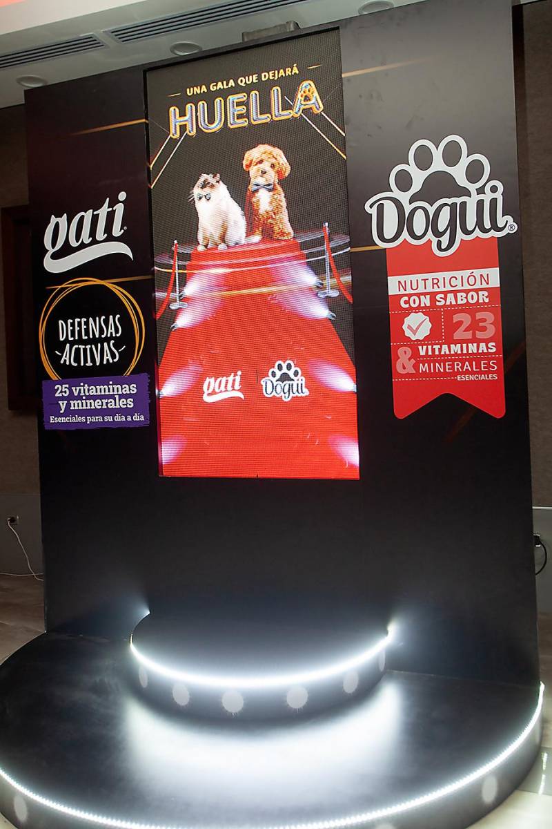 Exhibidor de producto con pantalla led programable.