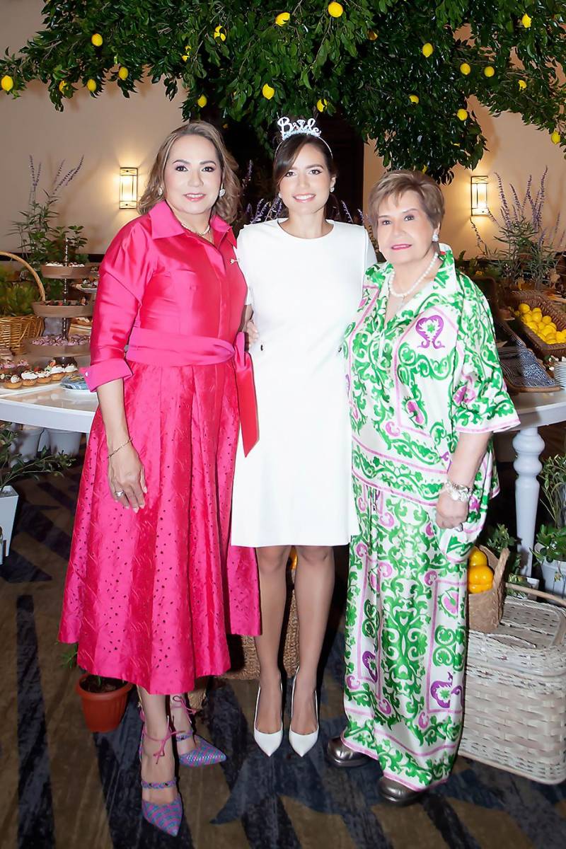 Flor Bustillo con Alexandra y Mary Tinoco.