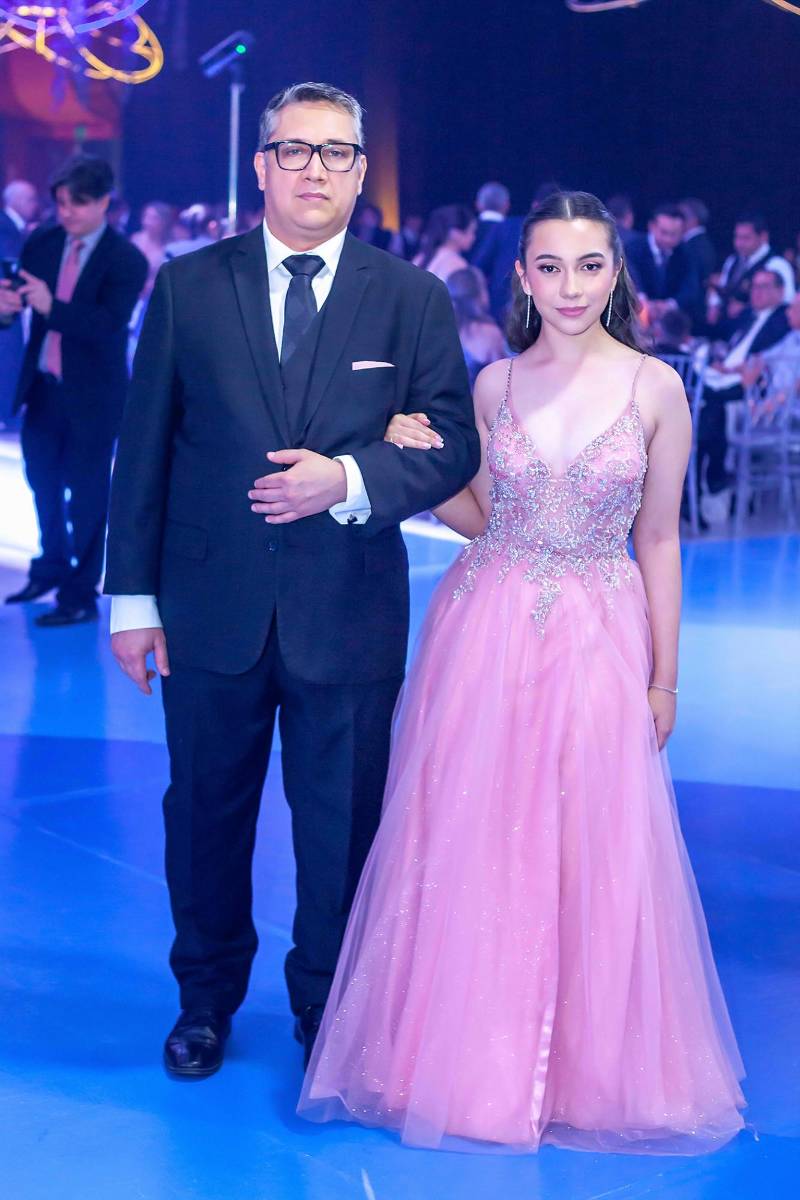 Desfile de Padres e Hijos en la gala de graduación de la Escuela Internacional Sampedrana 2026