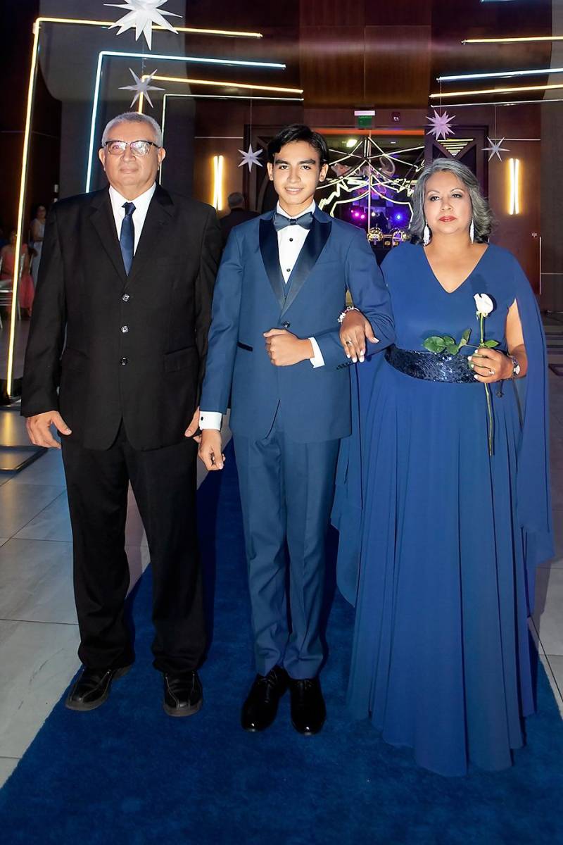 Mauricio y Zinthia Mejía con su hijo Isaac 