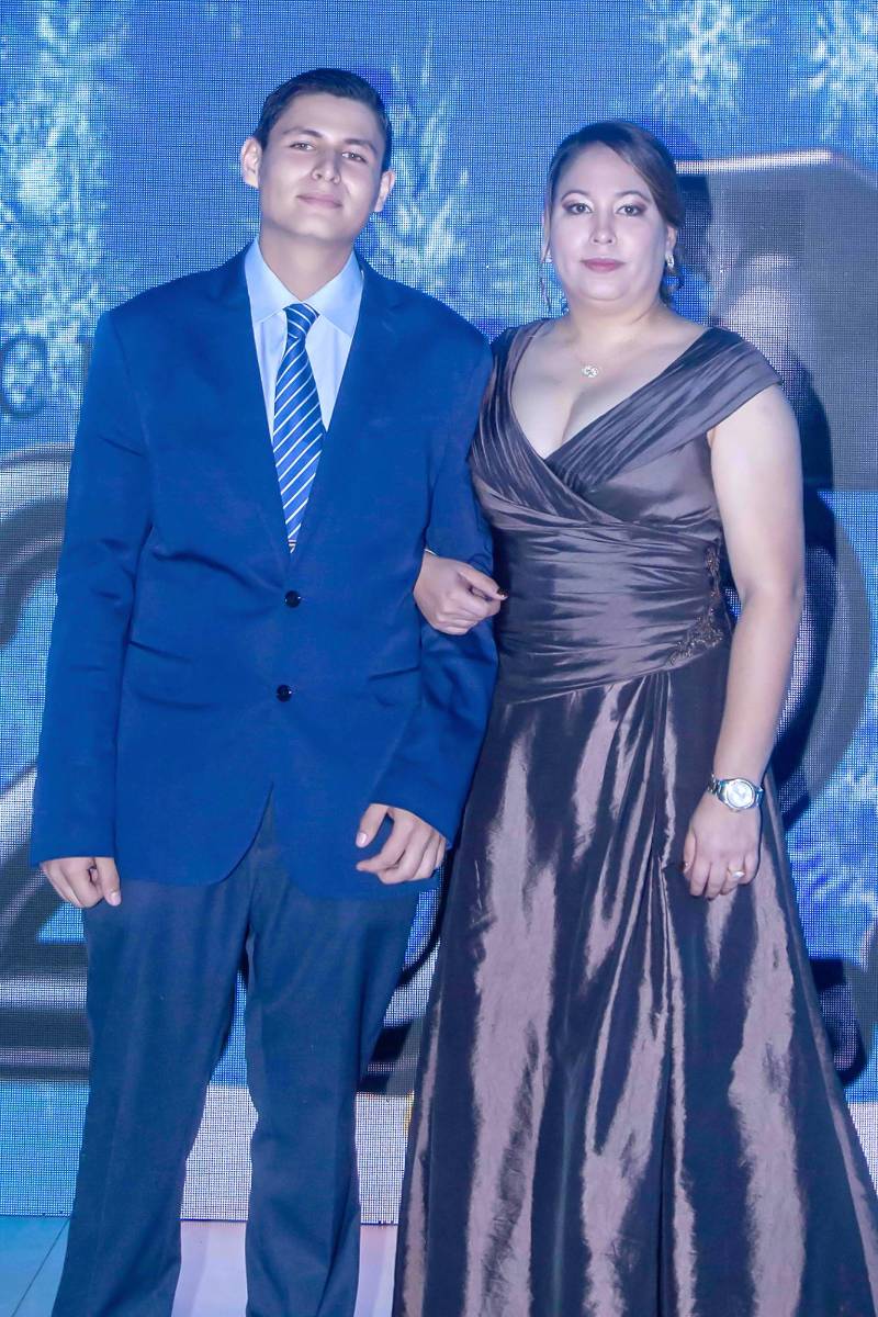 Desfile padres e hijos de la prom 2025 de Saint Peter Academy