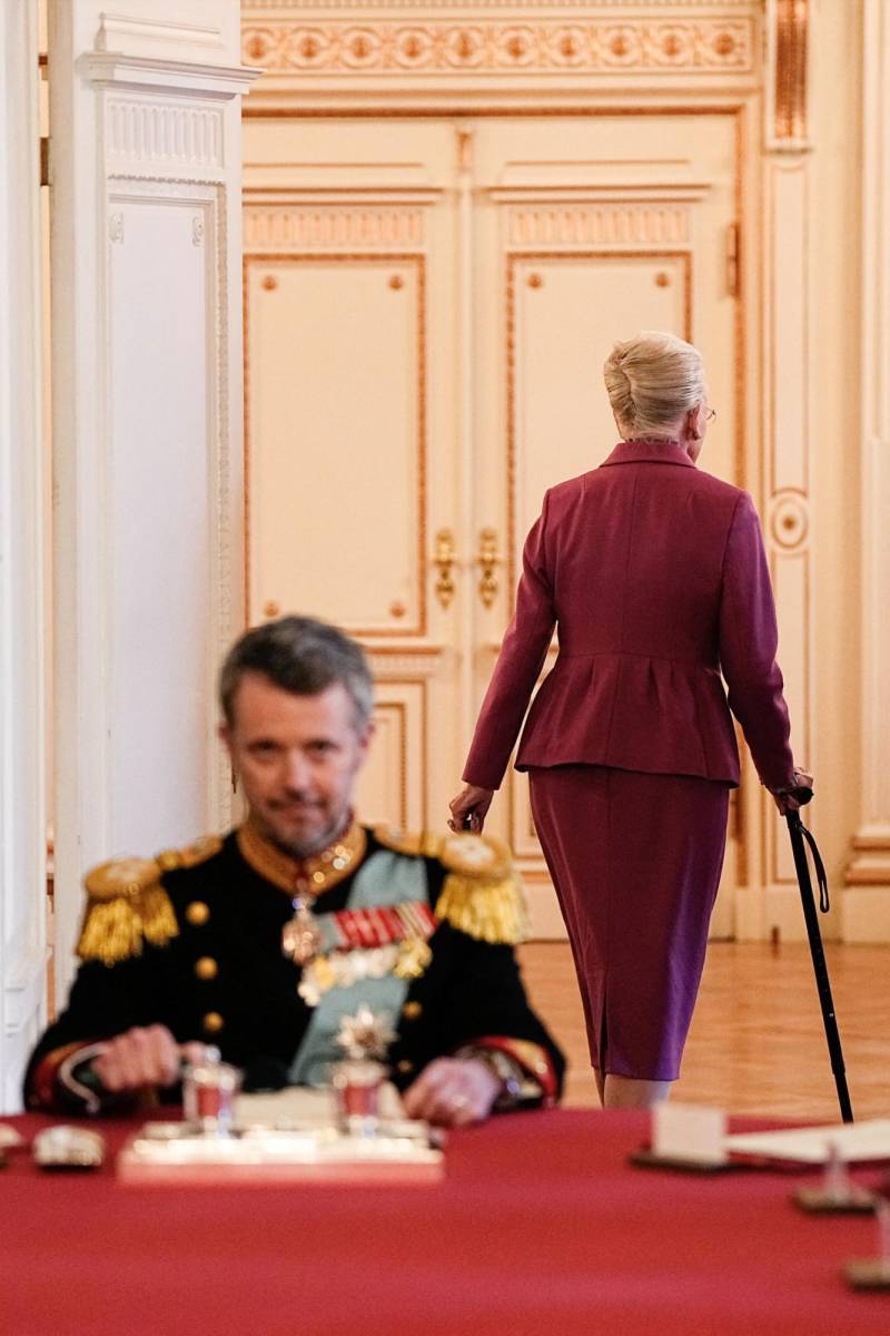Una imagen que dice todo. Margarita abandona el Palacio de Christiansborg luego de su histórica abdicación tras más media década en el trono danés. Su hijo se ha convertido en el nuevo rey: Federico X.